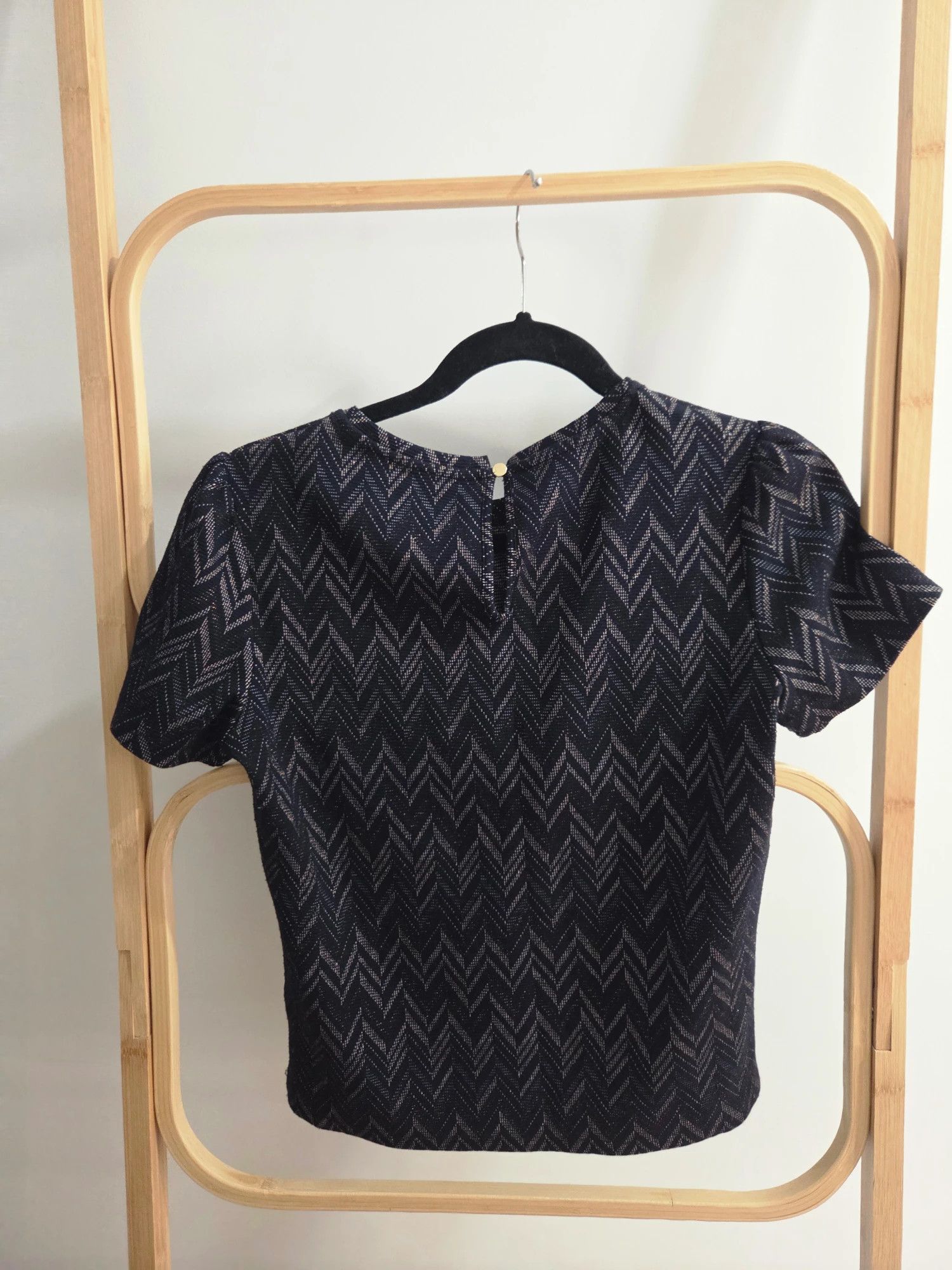 Marcs MARCS Women's Dark Chevron Pattern Short Sleeve Top Size S Size S / US 4 / IT 40 - 3 Thumbnail