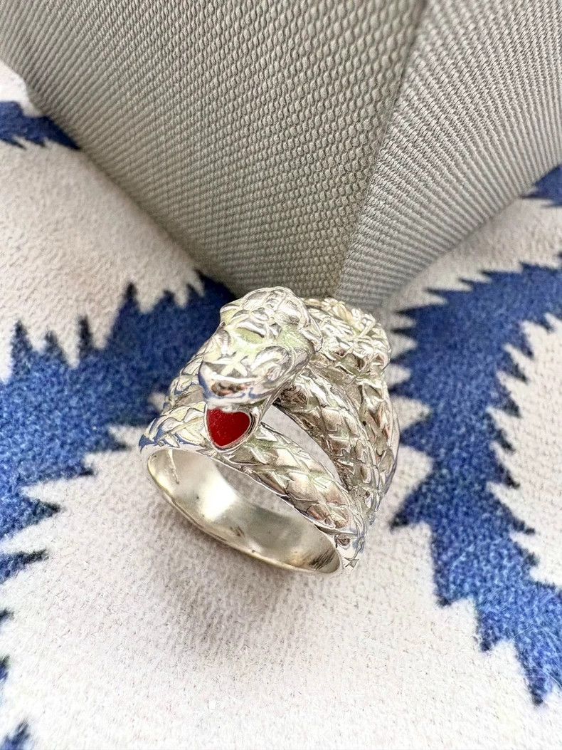 Vivienne Westwood Vivienne Westwood The Exiled Serpent Love Ring Size ONE SIZE - 1 Thumbnail
