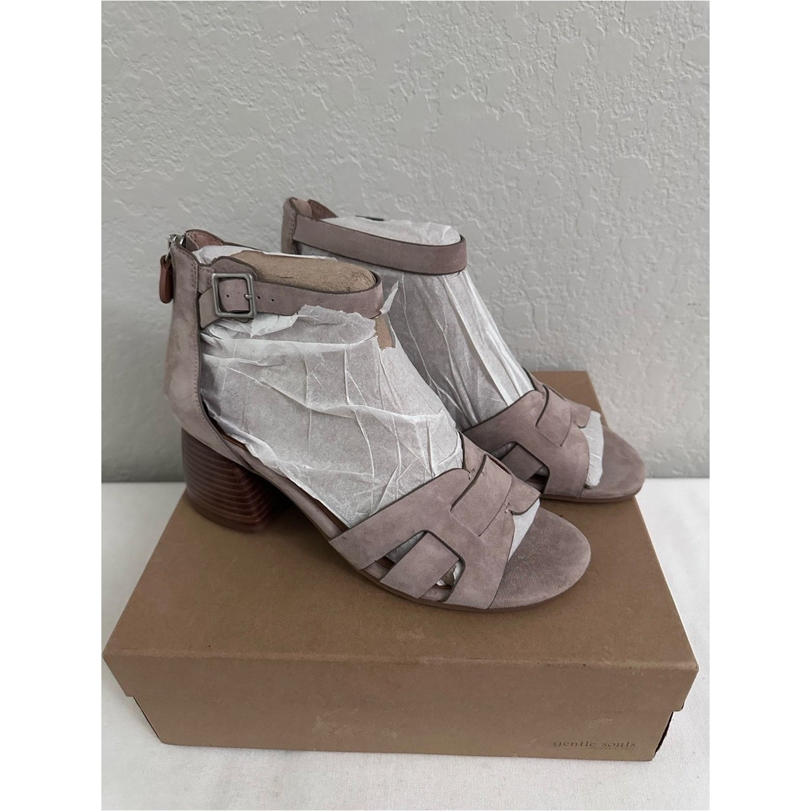 Gentle Souls Gentle Souls by Kenneth Cole Women 10 Myla Heel Sandal Size US 10 / IT 40 - 1 Thumbnail