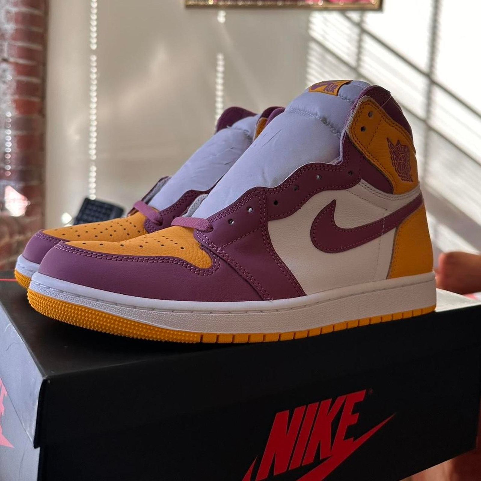 Jordan Brand × Nike Jordan 1 Retro High OG Brotherhood Size US 10 / EU 43 - 2 Thumbnail