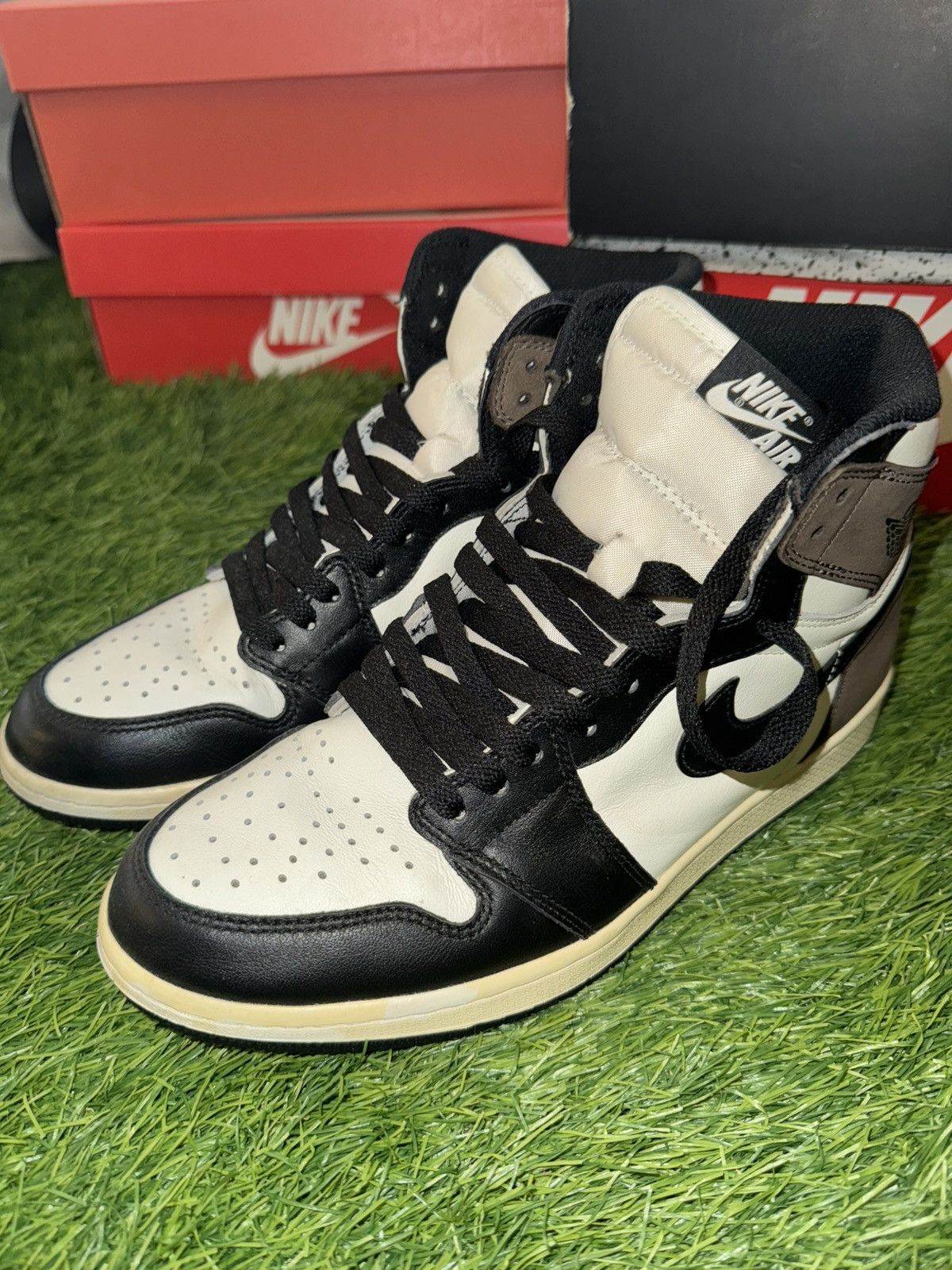 Nike Jordan 1 Retro High Dark Mocha Sneakers Size US 9 / EU 42 - 2 Thumbnail
