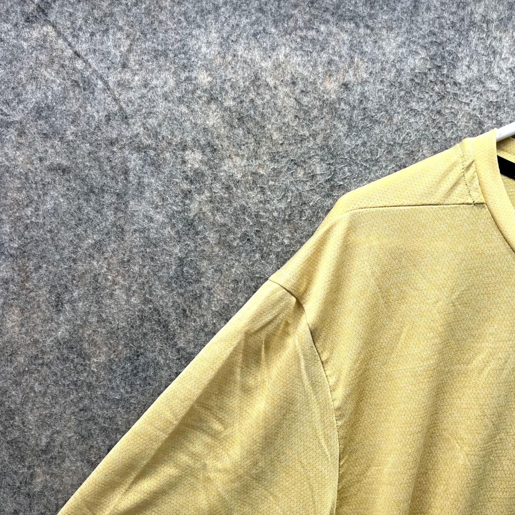 Nike VINTAGE Nike Dri-FIT Shirt Men Large Yellow Knit Polyester Swoosh Logo T-Shirt Size US L / EU 52-54 / 3 - 3 Thumbnail