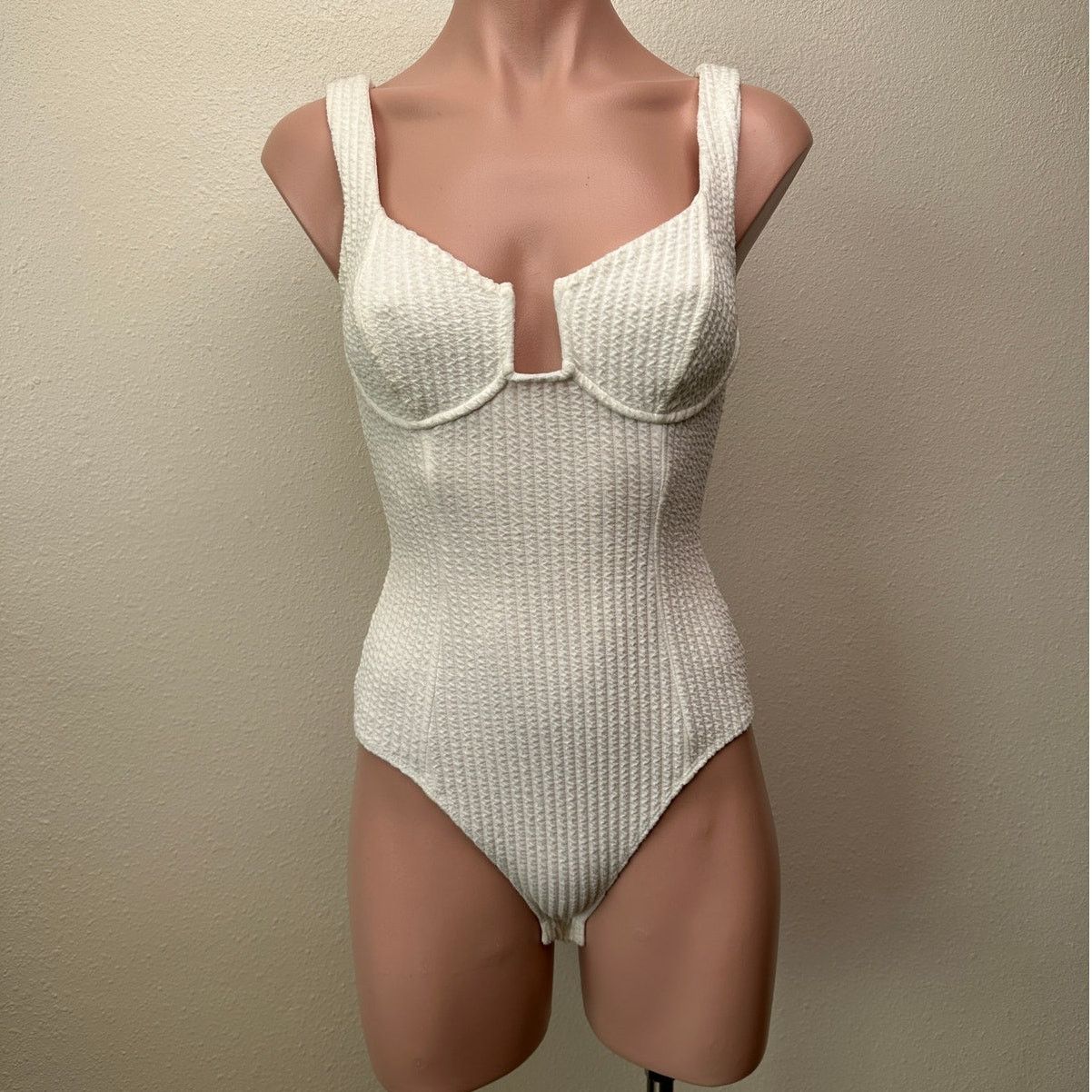 ASTR The Label ASTR The Label Off White Textured Seersucker Bodysuit XS Size XS / US 0-2 / IT 36-38 - 2 Thumbnail
