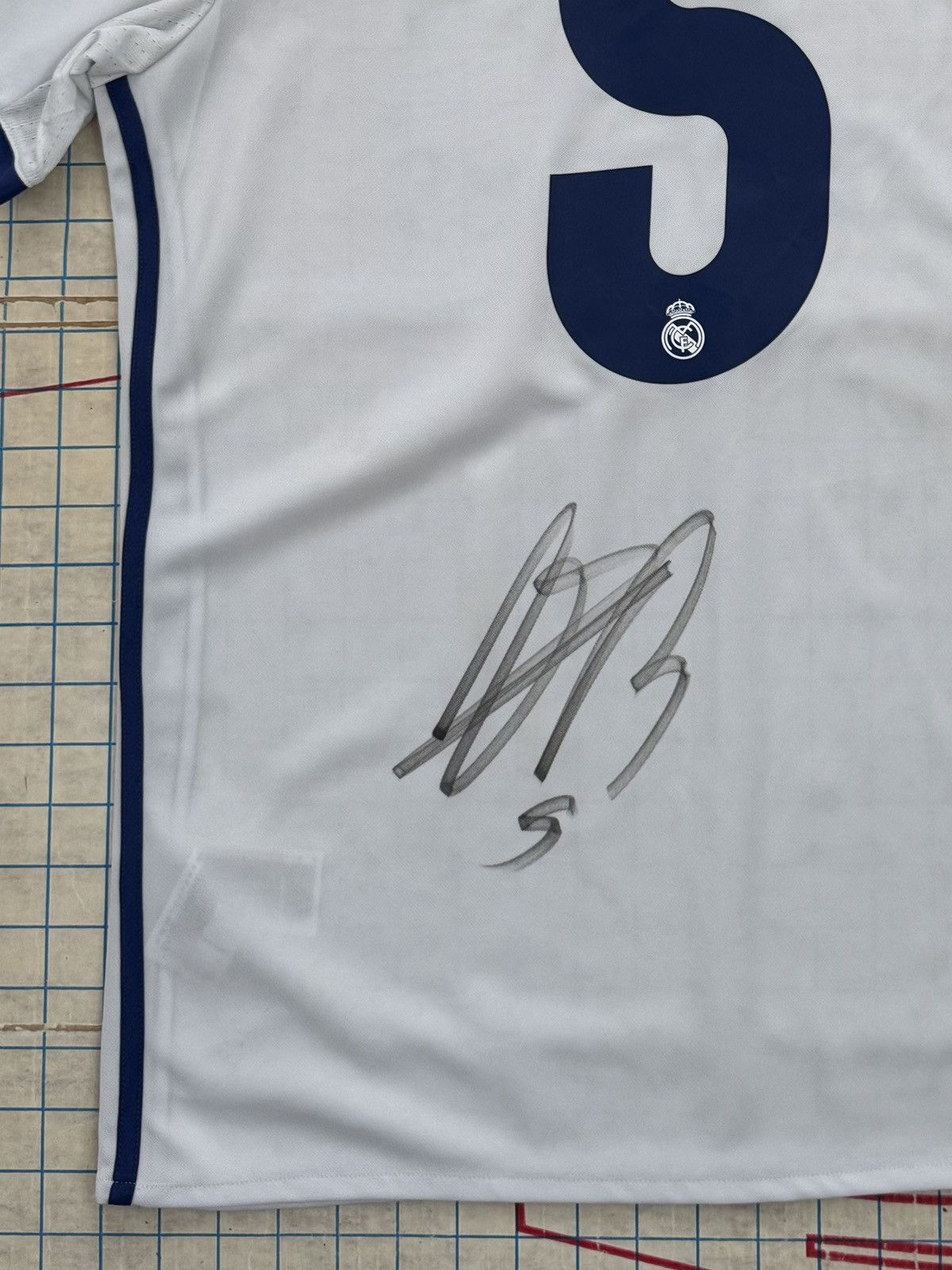 Adidas NWT Signed Raphael Varane Jersey White Real Madrid Adidas L Size US L / EU 52-54 / 3 - 3 Thumbnail