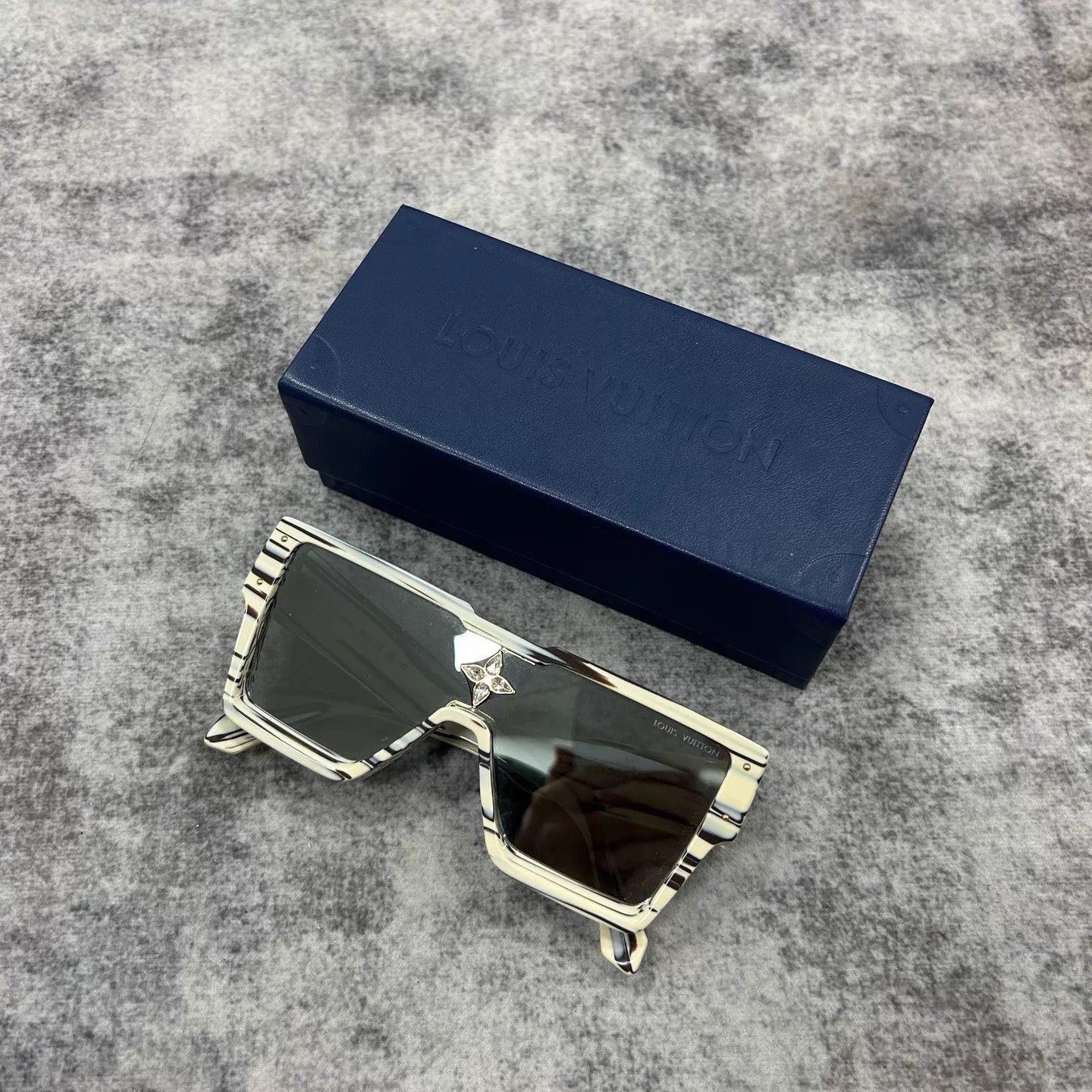 Louis Vuitton Louis Vuitton Sunglasses New Size ONE SIZE - 2 Thumbnail