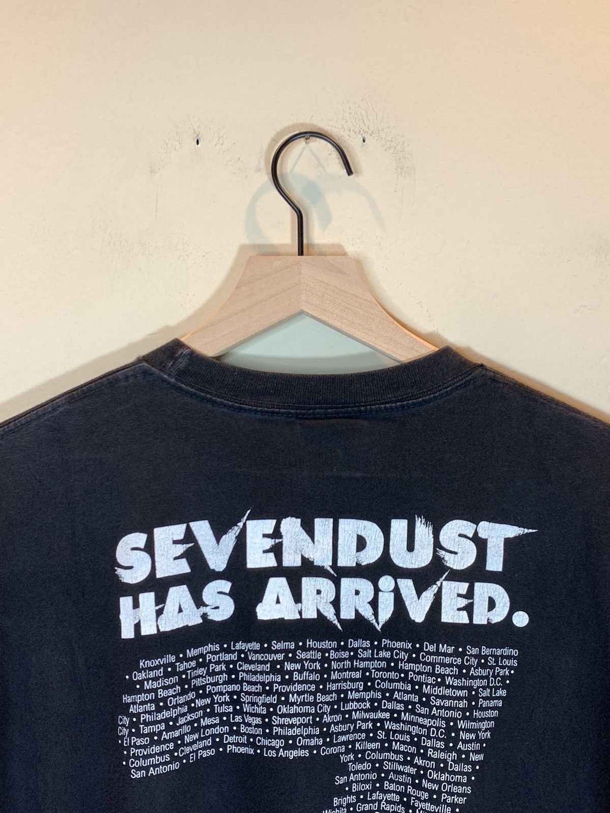 Band Tees × Giant × Vintage *RARE* Vintage Sevendust 1999 Tour Band Art Giant T-Shirt Size US L / EU 52-54 / 3 - 6 Thumbnail