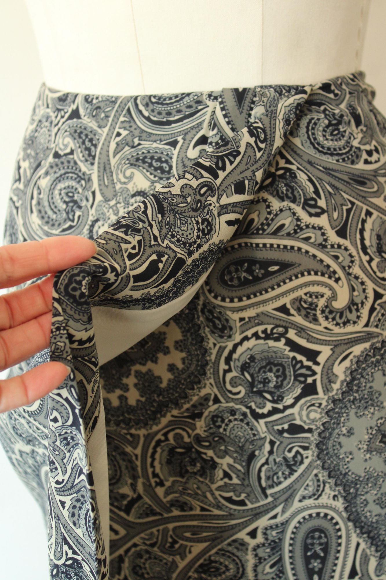 Vintage Vintage 1990s 2000s Skirt, Chaus Navy Blue Pencil Faux Wrap Size 27" / US 4 / IT 40 - 7 Thumbnail