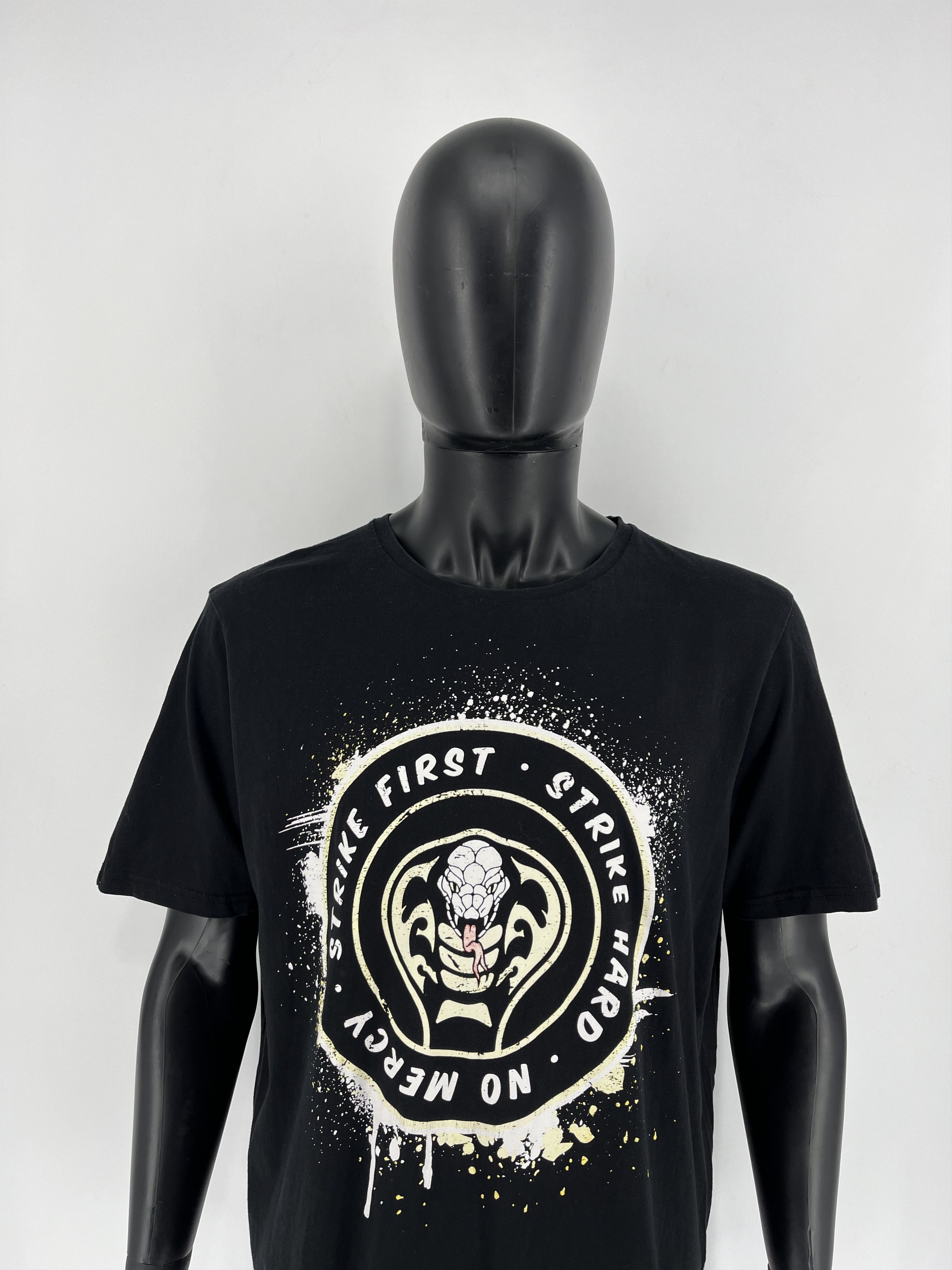Universal Studios Vintage Cobra Kai The Karate Kids Movie Tv Series Tee Size US XL / EU 56 / 4 - 1 Thumbnail