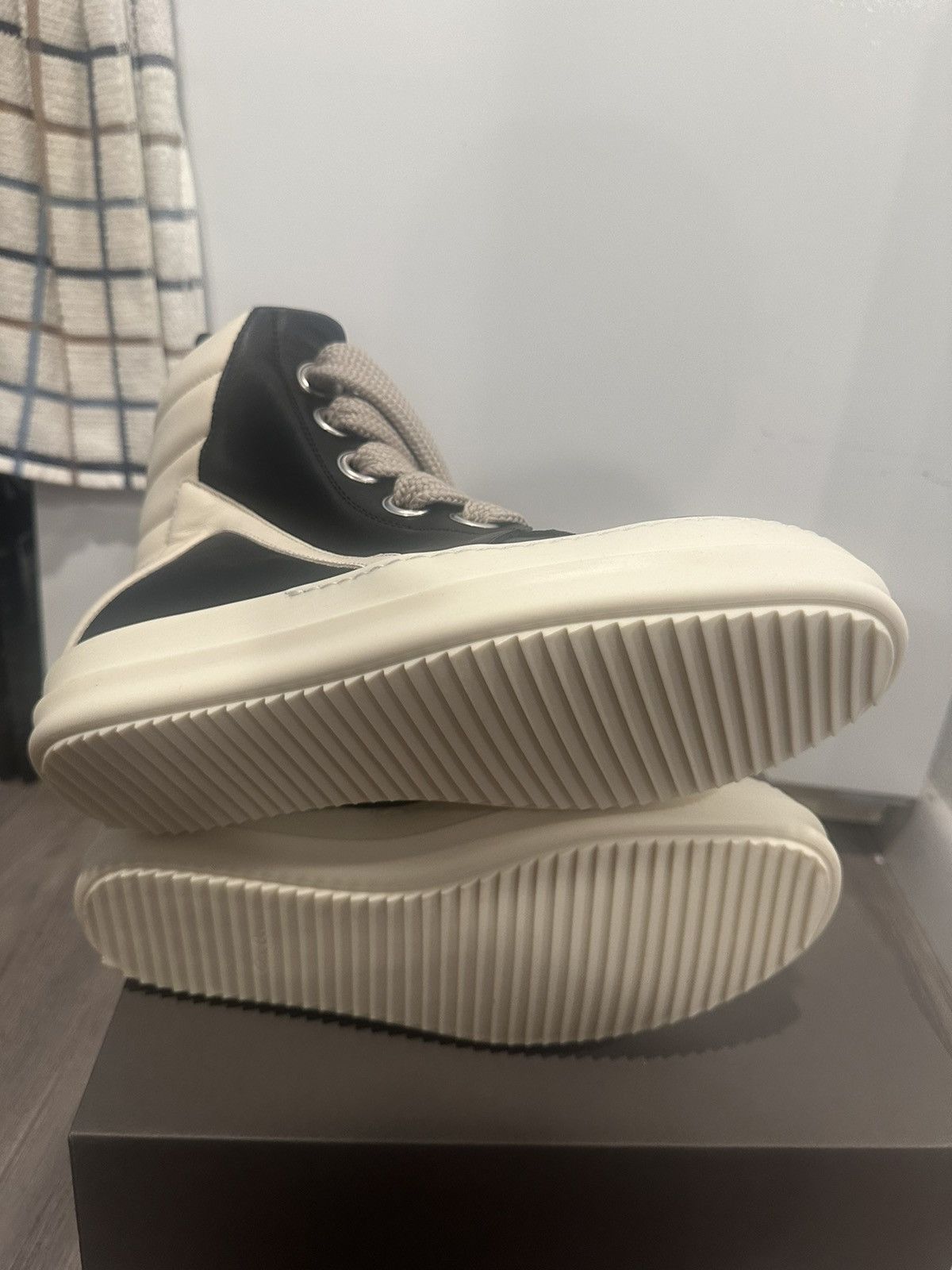 靴 Rick Owens GEOBASKET BLACK/MILK/MILK 42 Rick Owens Geobasket in Black & Milk | FWRD