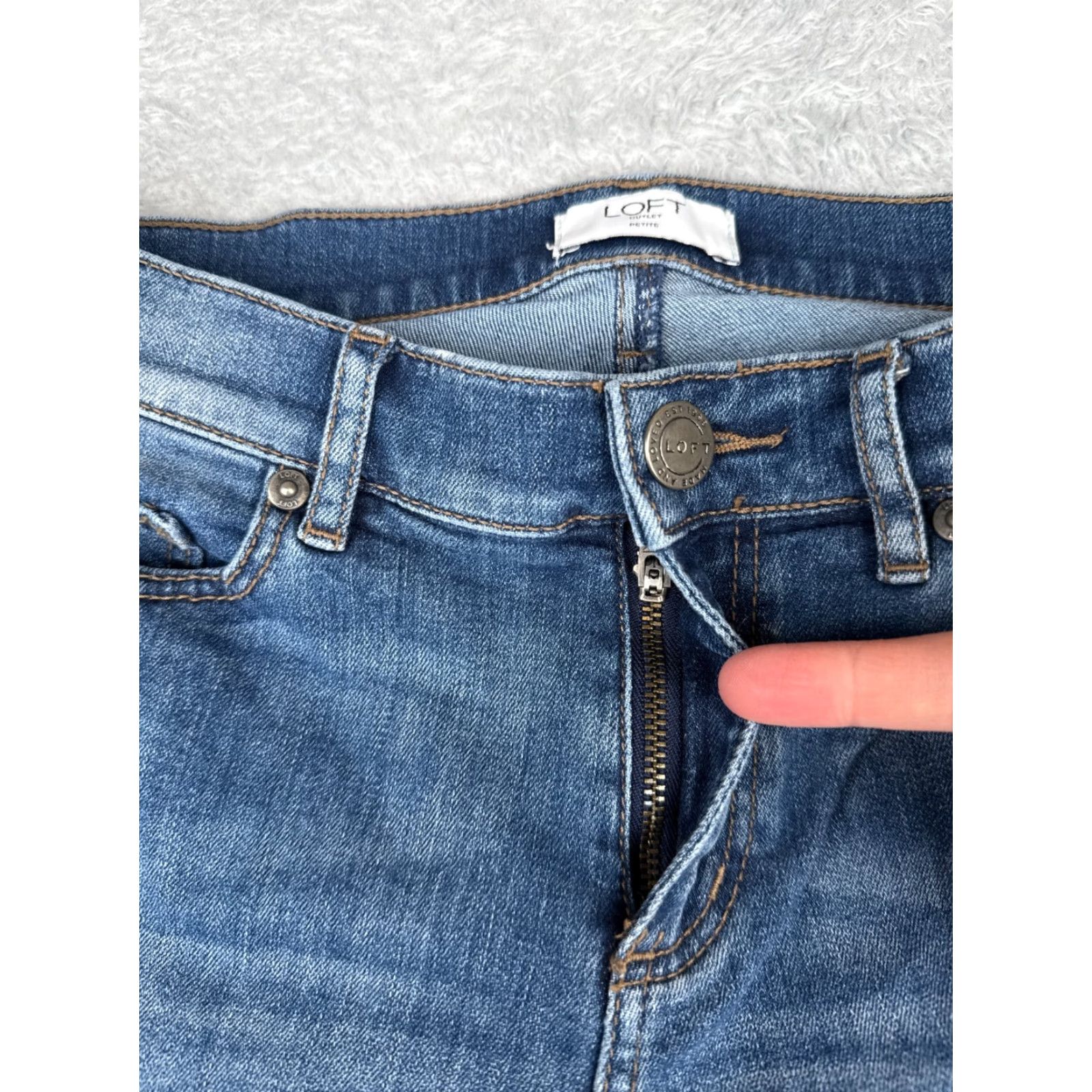 Loft Loft Jeans Womens Skinny Low Rise Blue Denim 27x23 Petites Jeans Distressed 4P 5-Pocket Design Cotton Spandex Loft Outlet Size 27" / US 4 / IT 40 - 5 Thumbnail