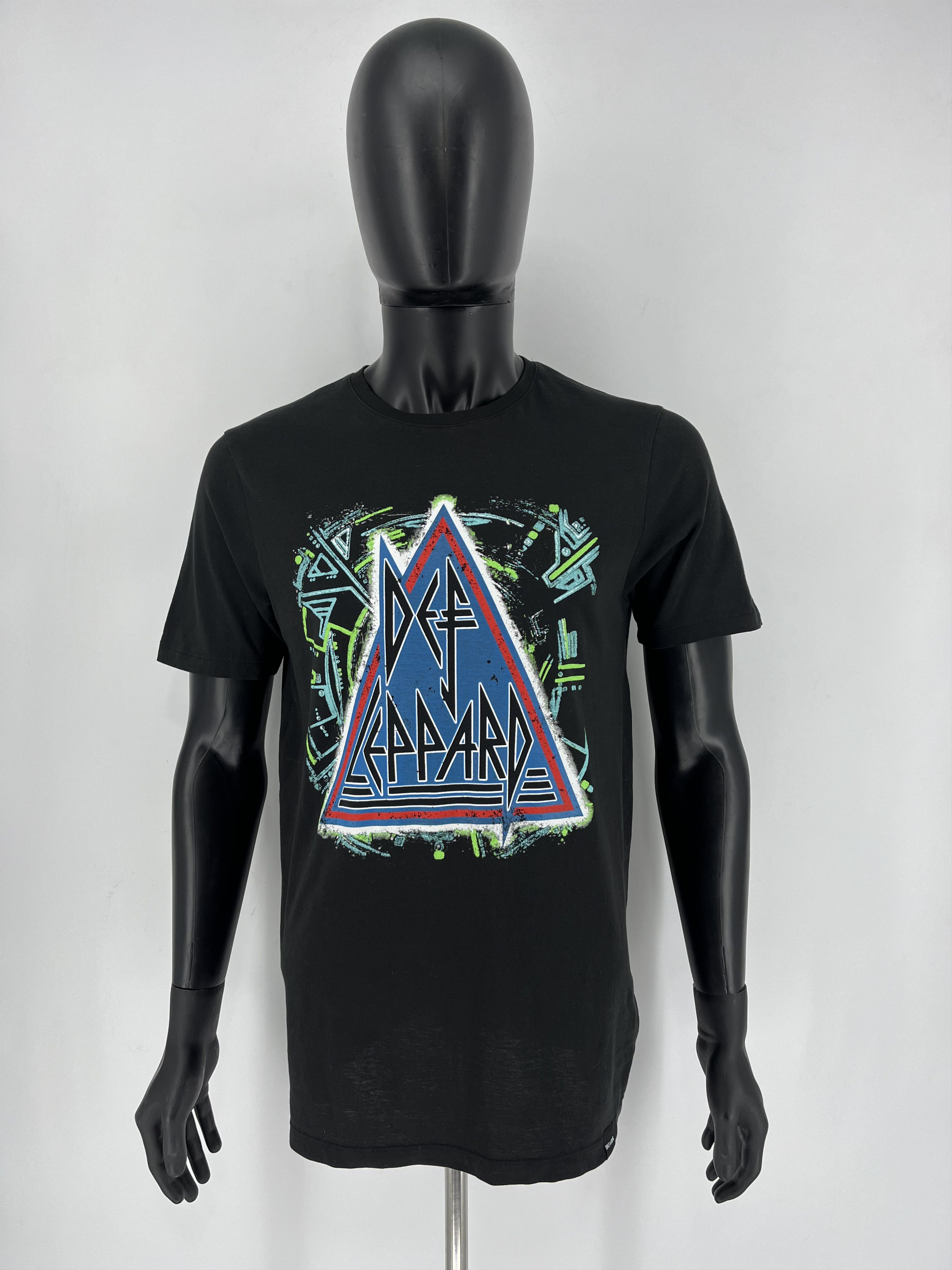 Band Tees Vintage Y2K Def Leppard Band Tee Size M Size US M / EU 48-50 / 2 - 3 Thumbnail