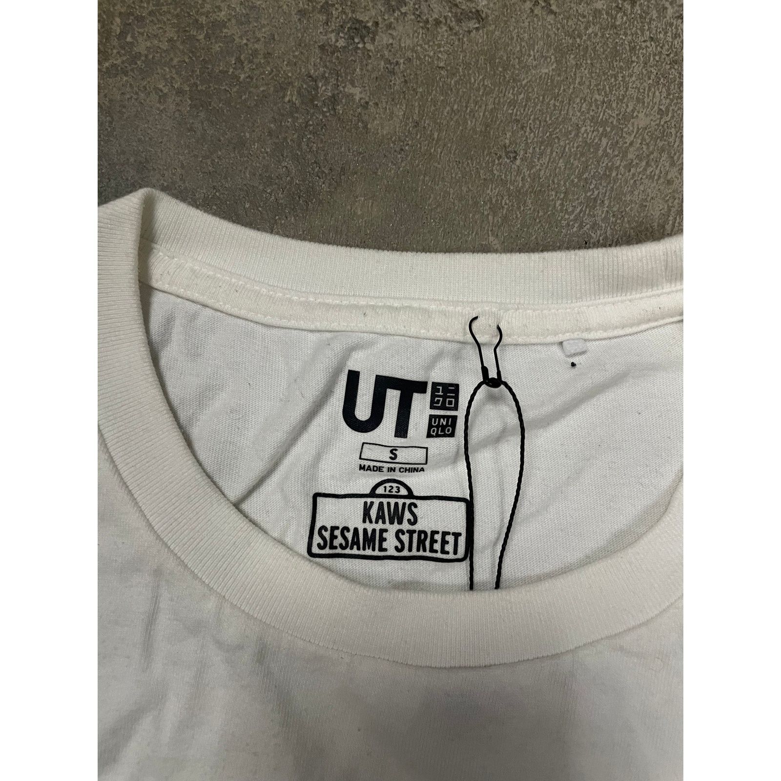 Kaws KAWS Uniqlo Tee RWB Used Small Size US S / EU 44-46 / 1 - 2 Thumbnail