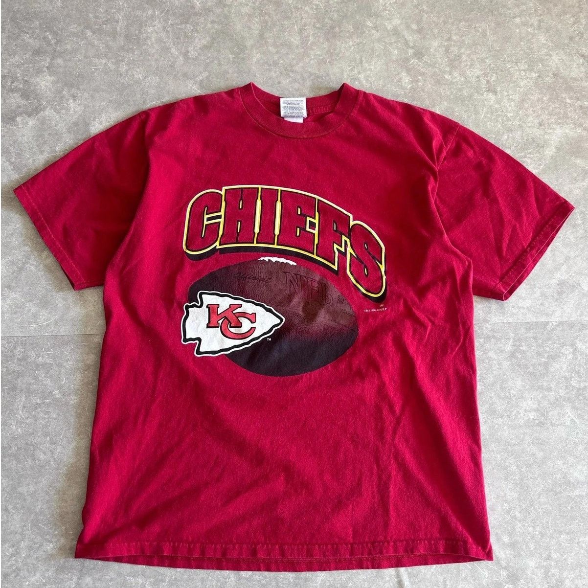 Vintage 90s Vintage Kansas City Chiefs Football Red T Shirt Size XL Size US XL / EU 56 / 4 - 1 Thumbnail