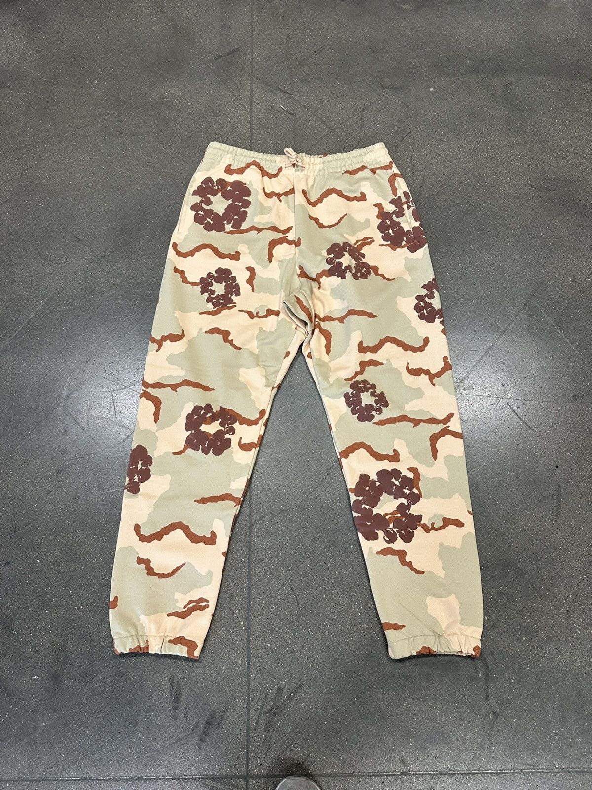 DENIM TEARS Denim tears wreath sweatpants tan camo Size US 36 / EU 52 - 1 Thumbnail
