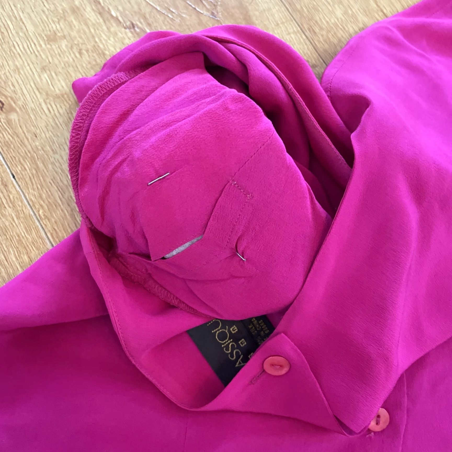 Vintage VINTAGE CLASSIQUES 100% Silk Fuchsia Pink Button Up Back Blouse XS Shoulder Pads Shirt Womens XS Short Sleeve Round Neck Lightweight Dry Clean Only Size XS / US 0-2 / IT 36-38 - 8 Thumbnail