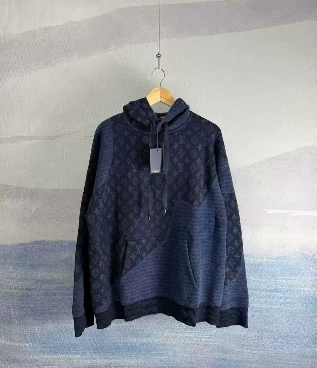 Louis Vuitton louis vuitton blue logo hooded sweatshirt Size US L / EU 52-54 / 3 - 1 Thumbnail