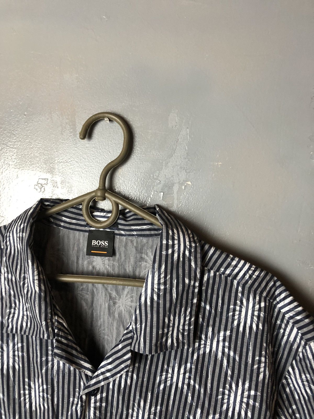 Hugo Boss Men’s crazy Shirt Hugo Boss size Xl Size US XL / EU 56 / 4 - 4 Thumbnail