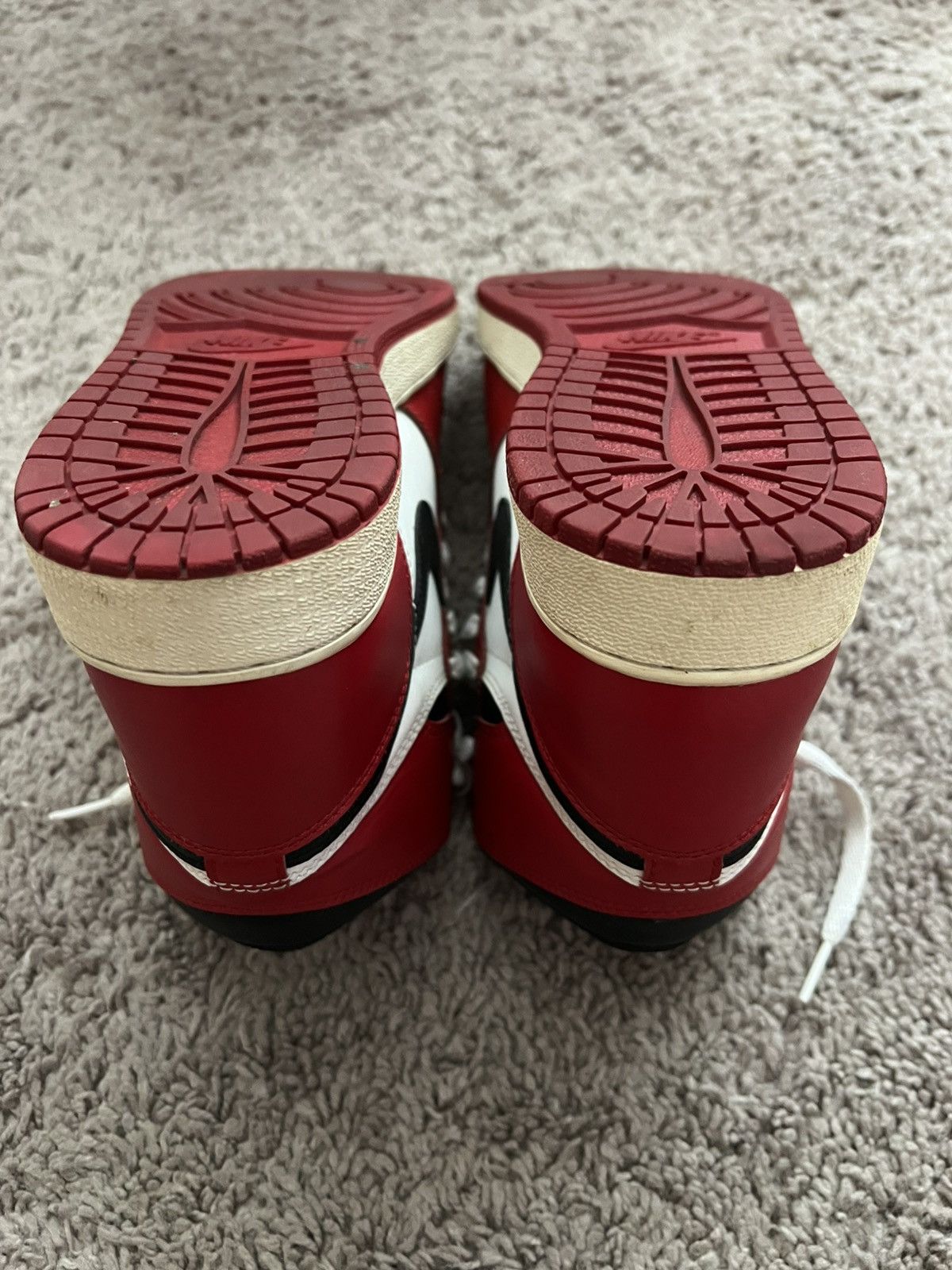 Jordan Brand Air Jordan 1 Retro High OG Chicago 2015 6.5Y Size US 6.5 / EU 39-40 - 9 Thumbnail
