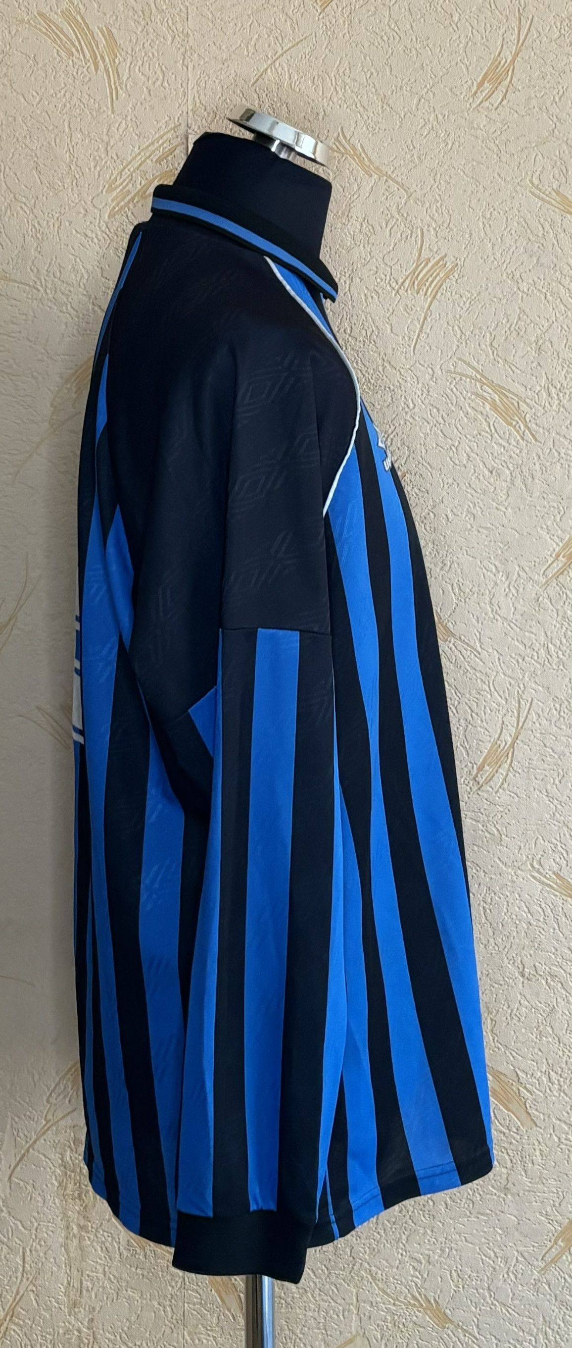 Umbro Template Umbro 9 Football Jersey sizes. XL Size US XL / EU 56 / 4 - 4 Thumbnail