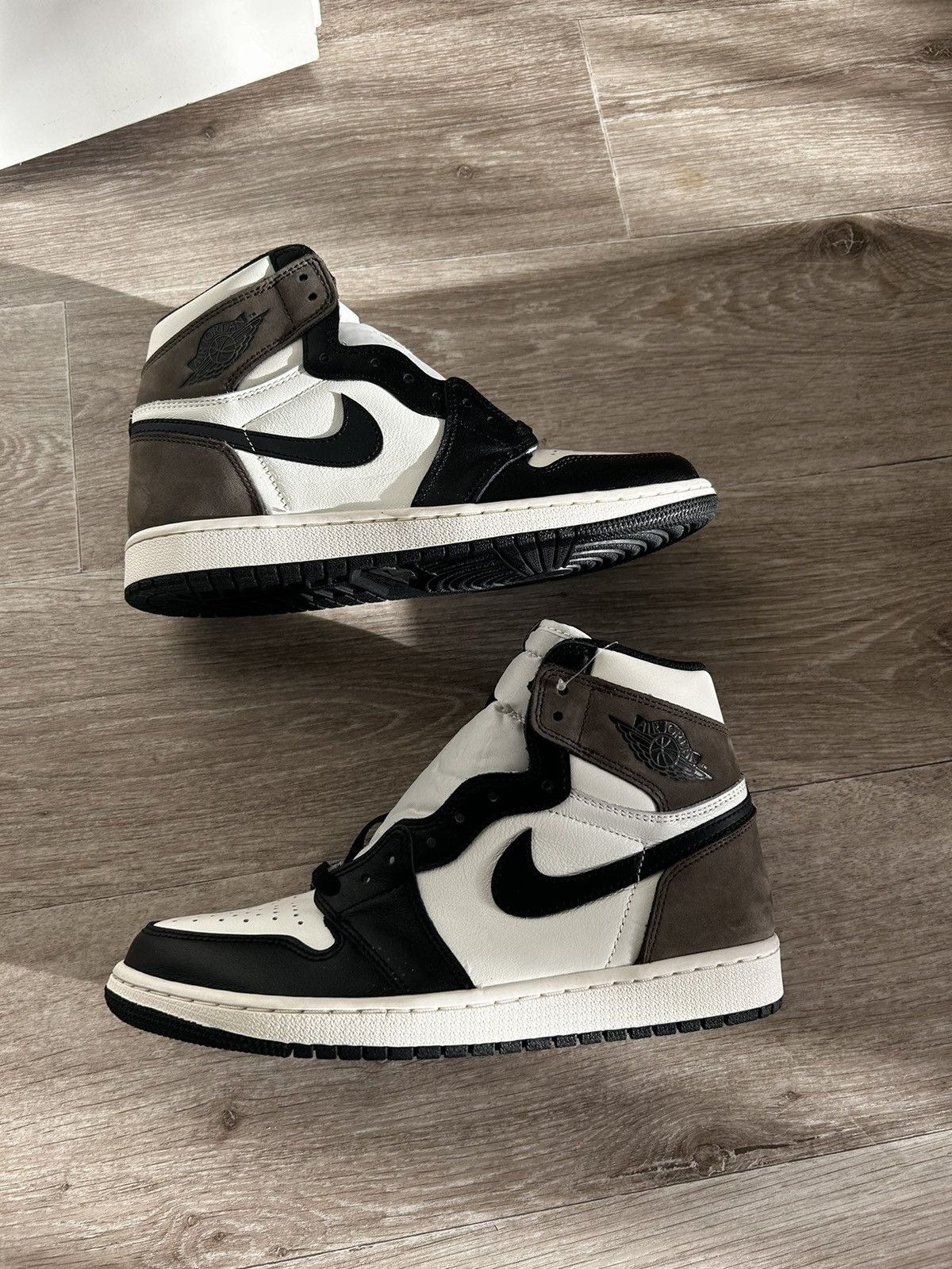 Jordan Brand × Nike Air Jordan 1 Retro High OG Dark Mocha Size US 9 / EU 42 - 3 Thumbnail