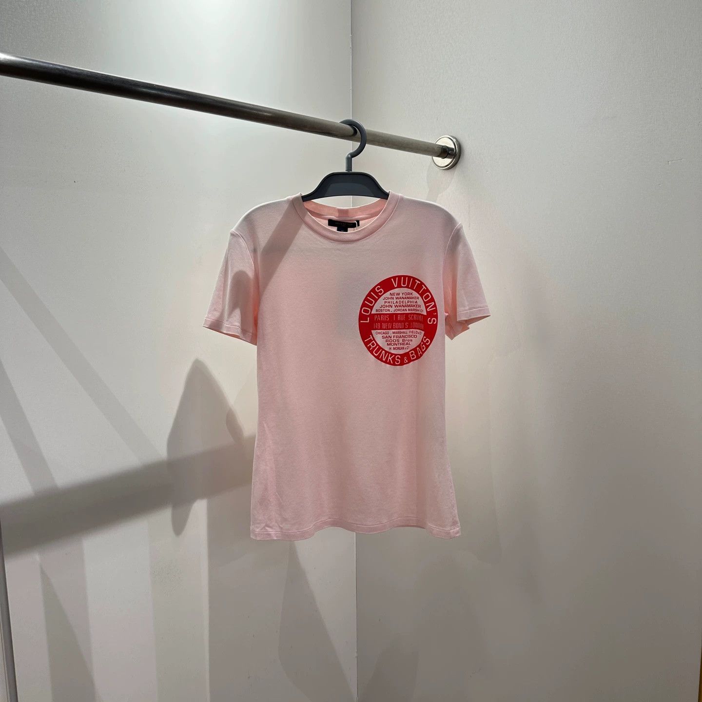 Louis Vuitton LV pink T-shirt M may849 Size M / US 6-8 / IT 42-44 - 1 Thumbnail