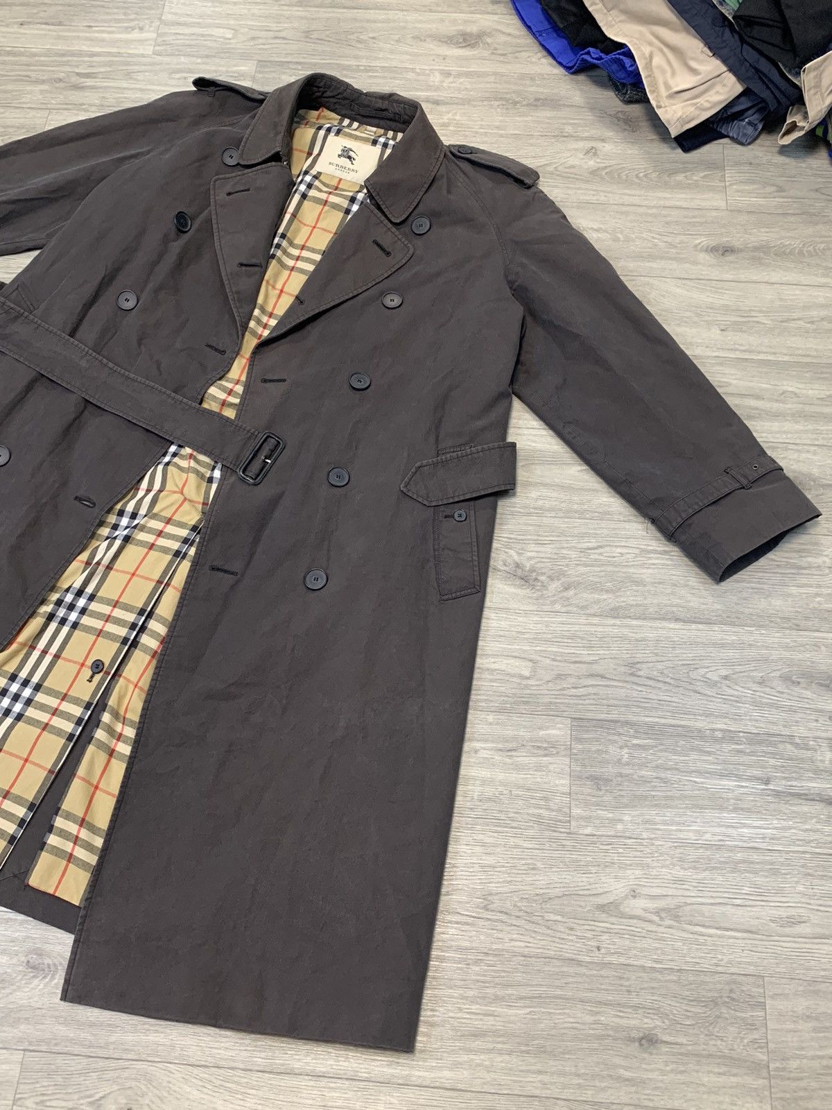 Burberry Burberry London Vintage Trench Coat Plaid Lining Size 50 Size US M / EU 48-50 / 2 - 3 Thumbnail