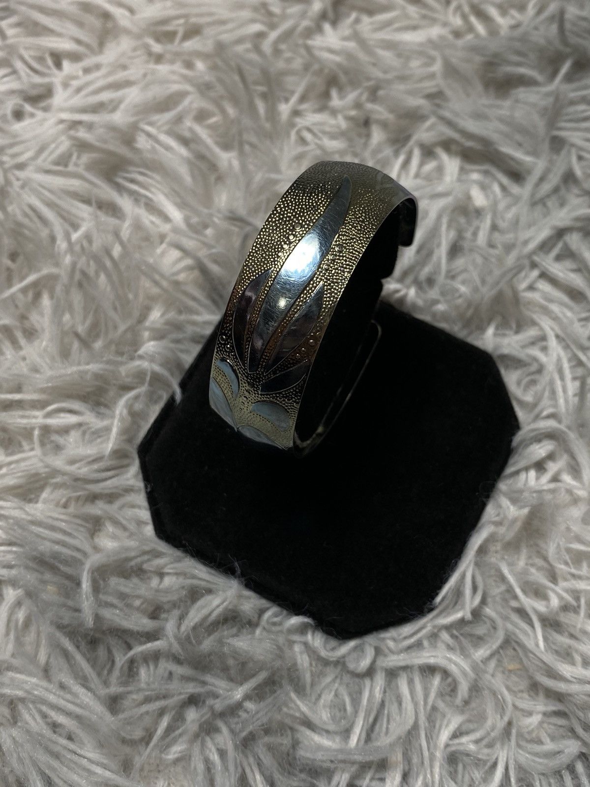 Jewelry Vintage Engraved Metal Cuff Bracelet – Japanese Brand Size ONE SIZE - 1 Thumbnail