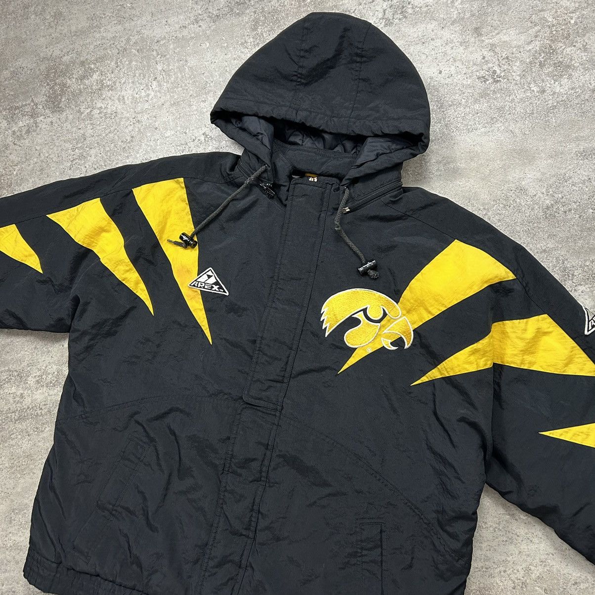 Apex One × NCAA × Vintage VTG 90s IOWA HAWKEYES APEX ONE PUFFER JACKET HOODIE SIZE L Size US L / EU 52-54 / 3 - 4 Thumbnail