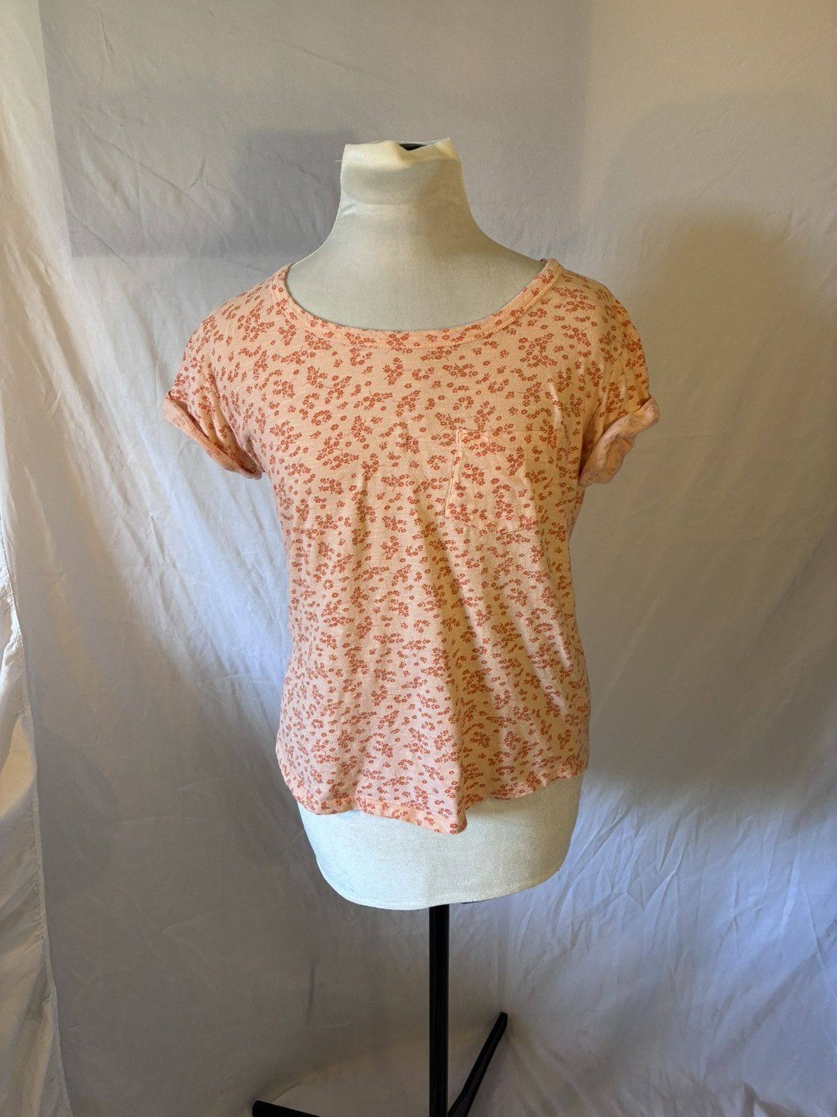 Other a.n.a Cuff Sleeve Scoop Neck Pocket Floral Tee Size S / US 4 / IT 40 - 1 Thumbnail
