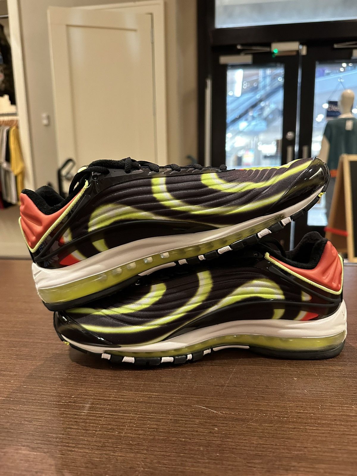 Nike air max deluxe “black volt habanero”