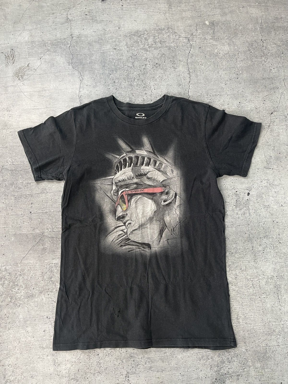 Oakley Oakley Tee Vintage Y2K Center Logo Size US S / EU 44-46 / 1 - 1 Thumbnail