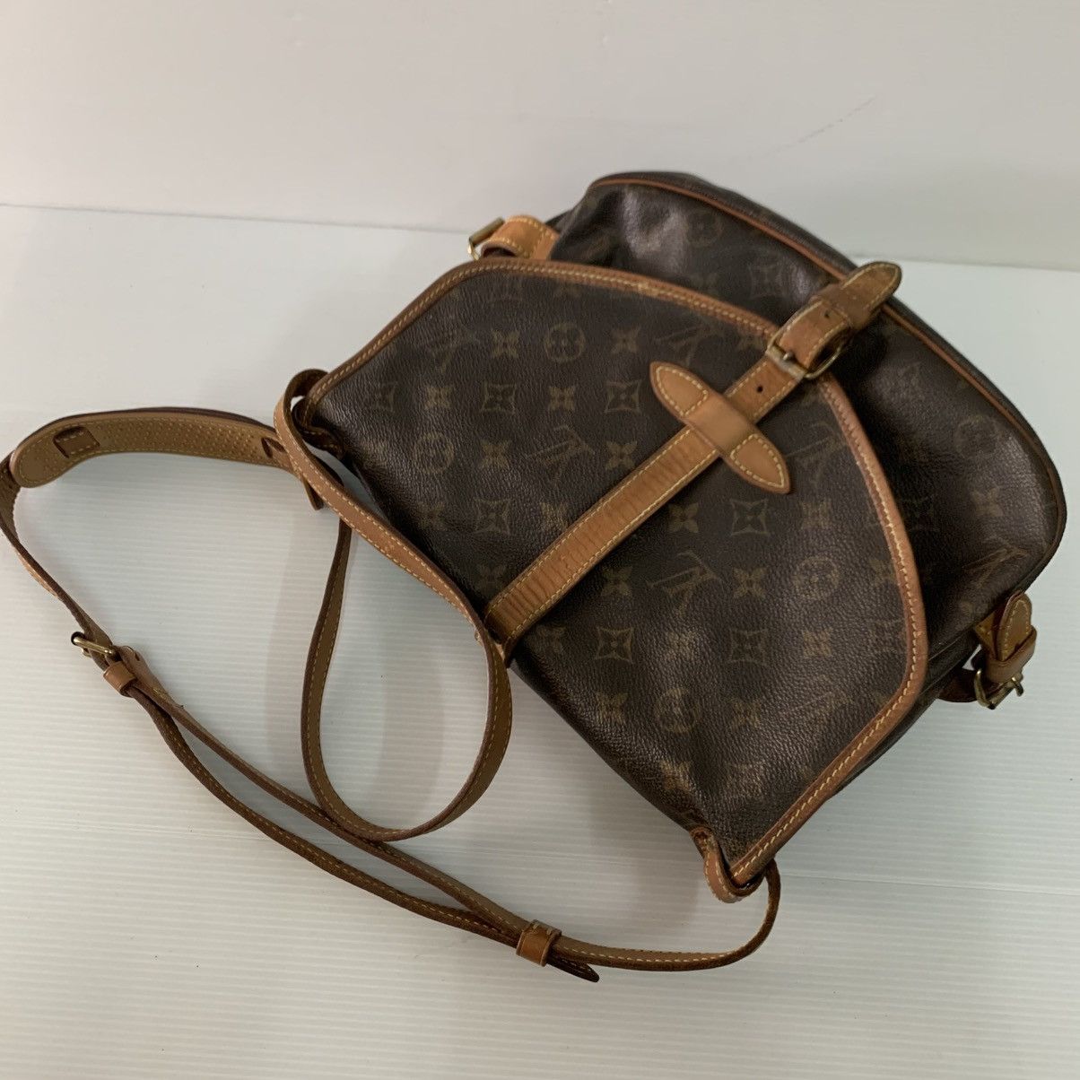 Louis Vuitton Louis Vuitton Monogram Saumur 30 Slingbag Size ONE SIZE - 3 Thumbnail