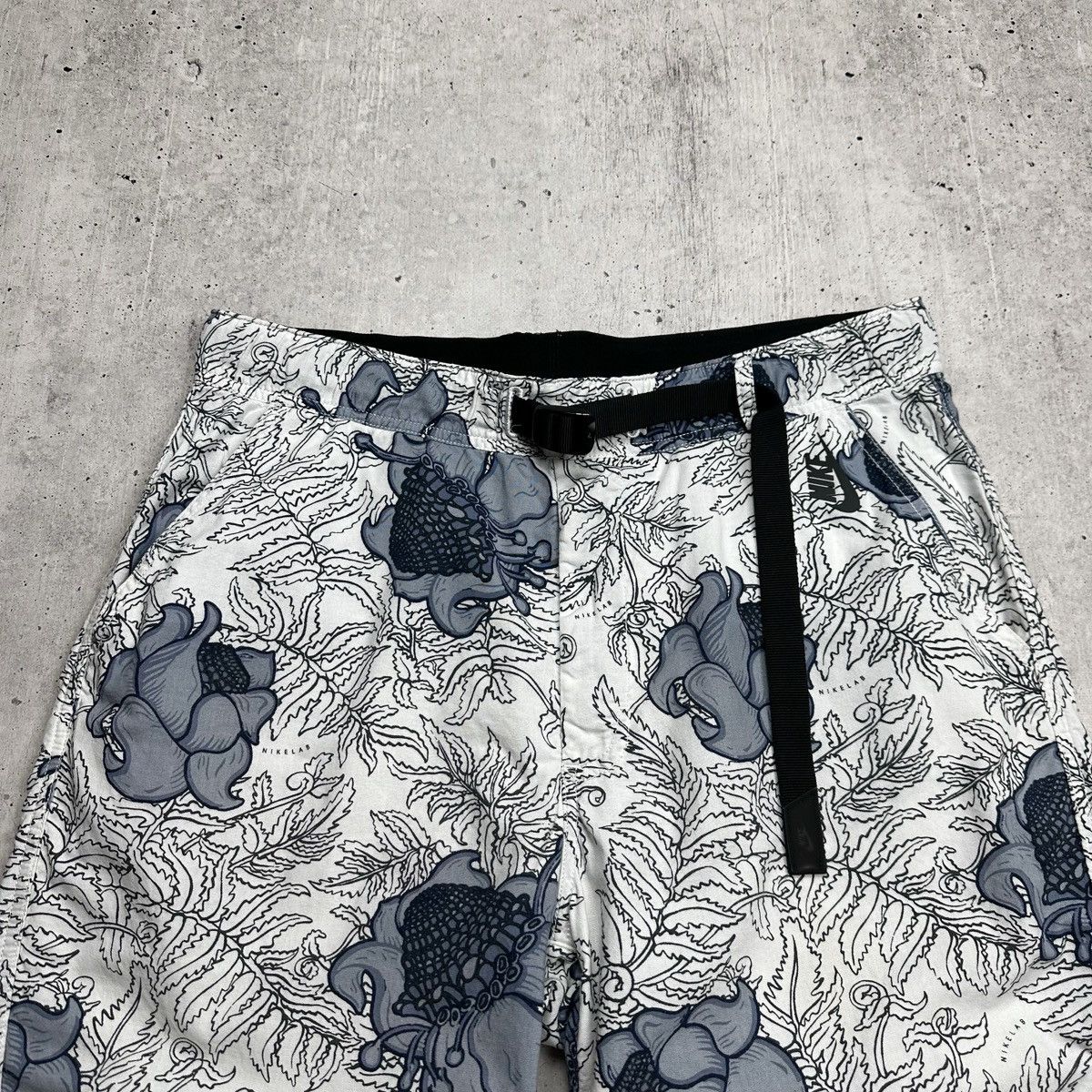 Nike × Nike ACG NikeLab Floral Short White Dark Obsidian & Black Size US 34 / EU 50 - 4 Thumbnail