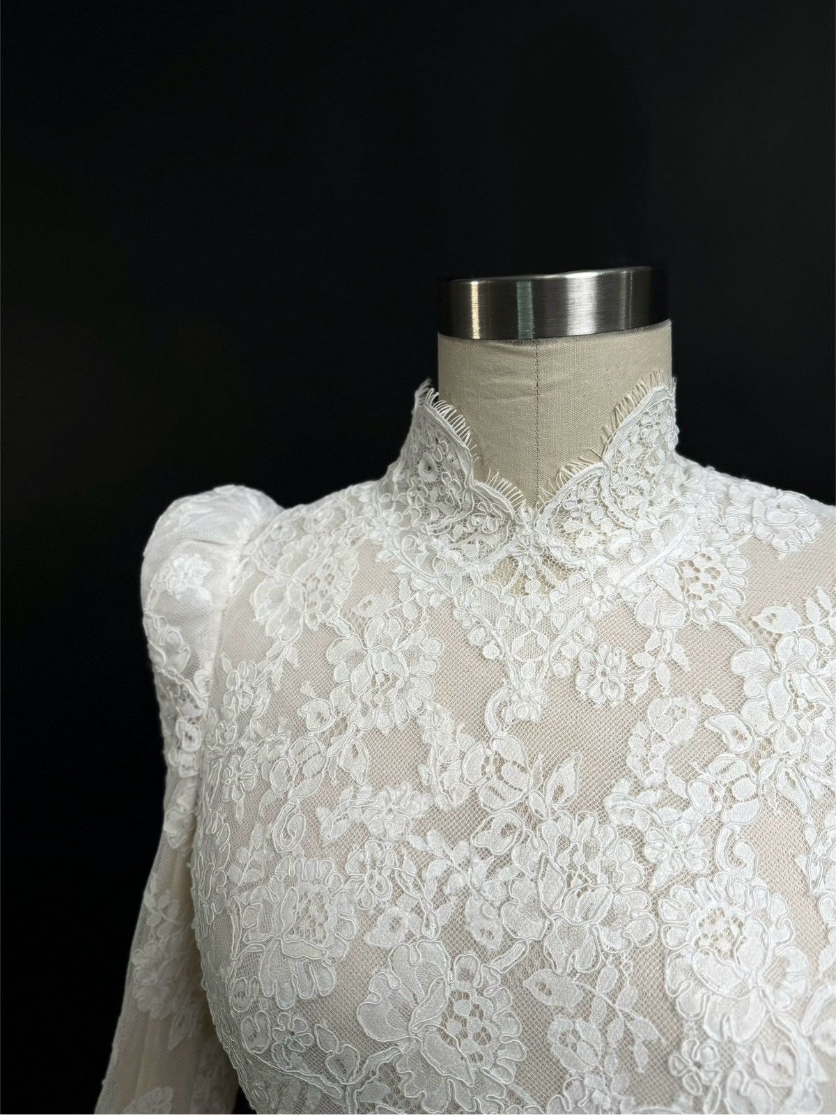 Other Preloved US 2 Anna Augusta French Corded Lace Bridal Gown Size XS / US 0-2 / IT 36-38 - 5 Thumbnail