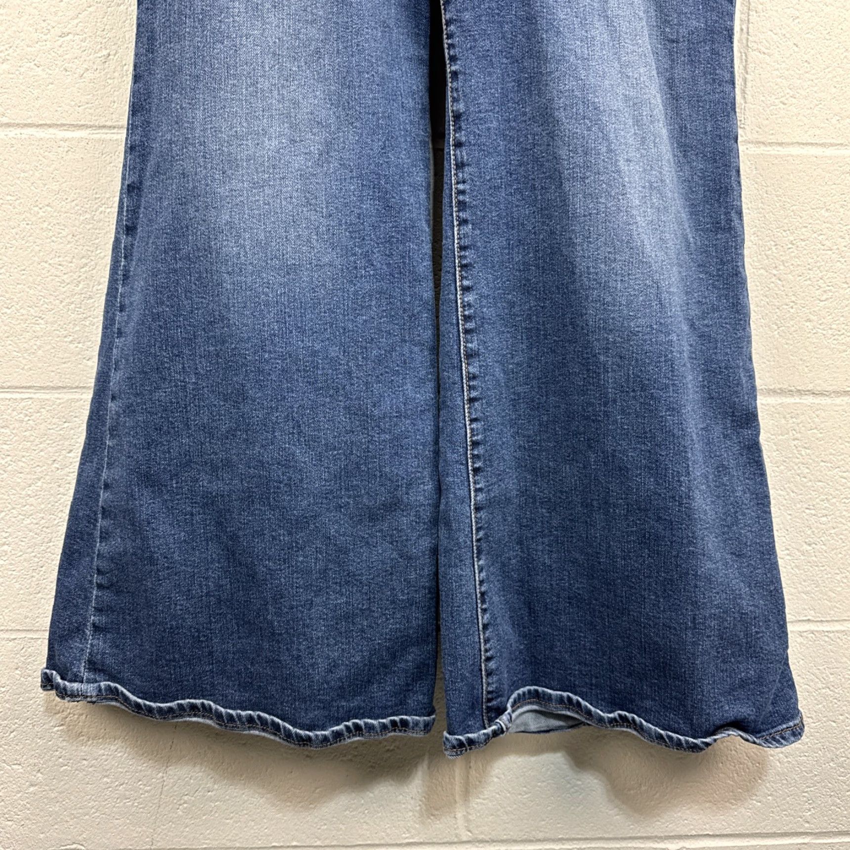 Levi's Levis Women Ribcage Bell Bottom Flared Extra High Rise Medium Wash Denim Jean 32 Size 24" / US 00 / IT 34 - 5 Thumbnail