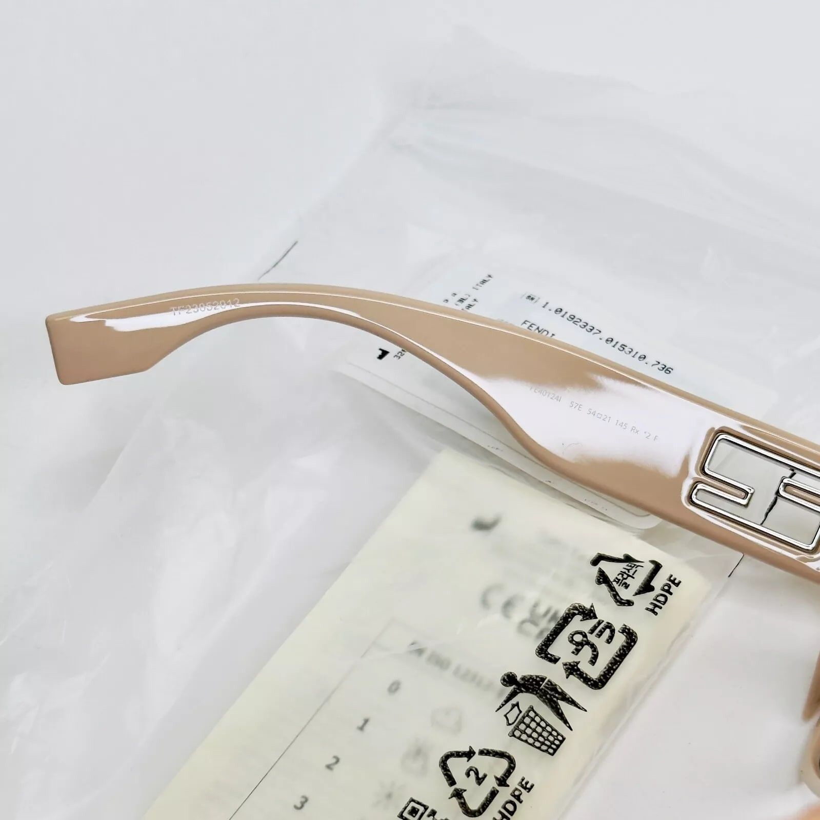 Fendi FENDI BAGUETTE Logo 40124 Beige Fashion Mask Chunky FE40124I Size ONE SIZE - 3 Thumbnail