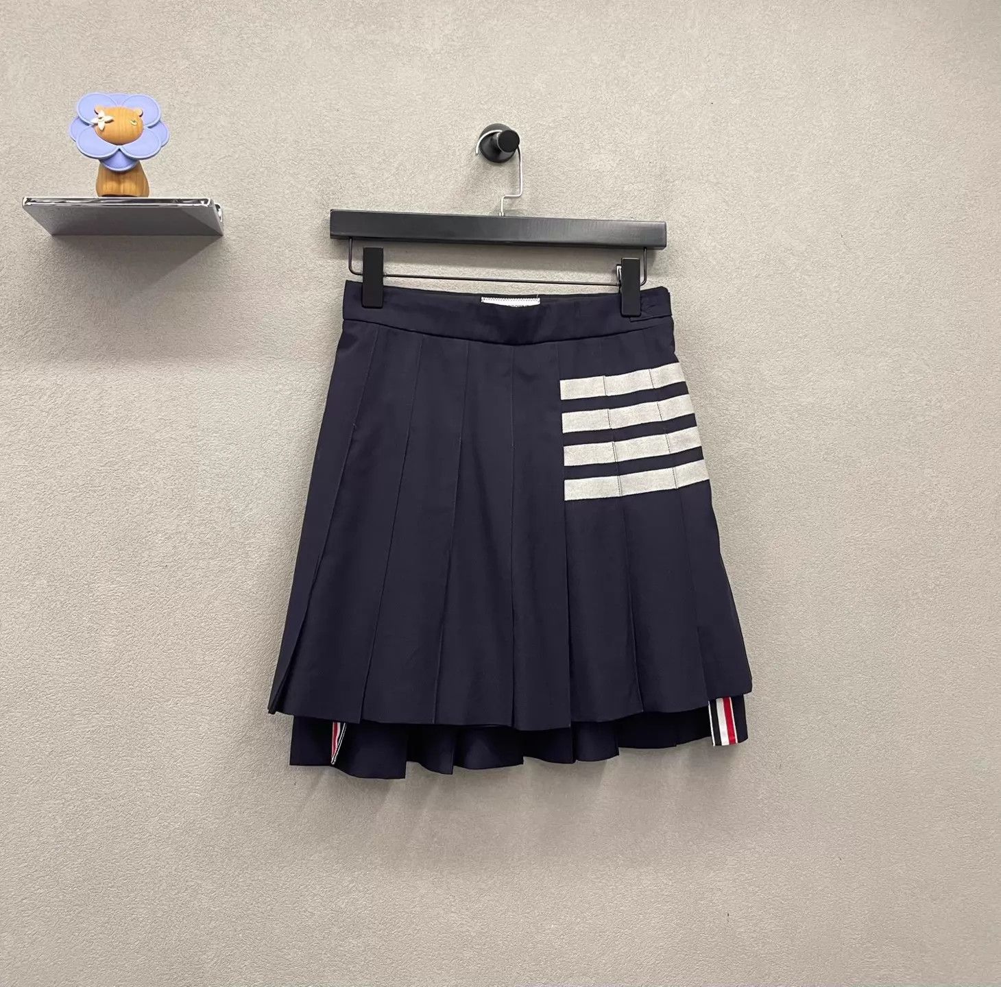 Thom Browne THOM BROWNE Classic 4-Stripe Pleated Short Skirt Women 36 Size 25" / US 0 / IT 36 - 2 Thumbnail