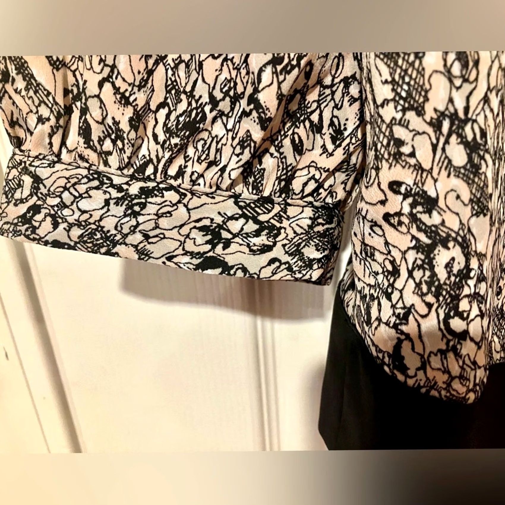 BCBGeneration BCBGeneration Blouse XS Floral Long Bell Sleeve Cross Cutout Back Festival Size XS / US 0-2 / IT 36-38 - 3 Thumbnail