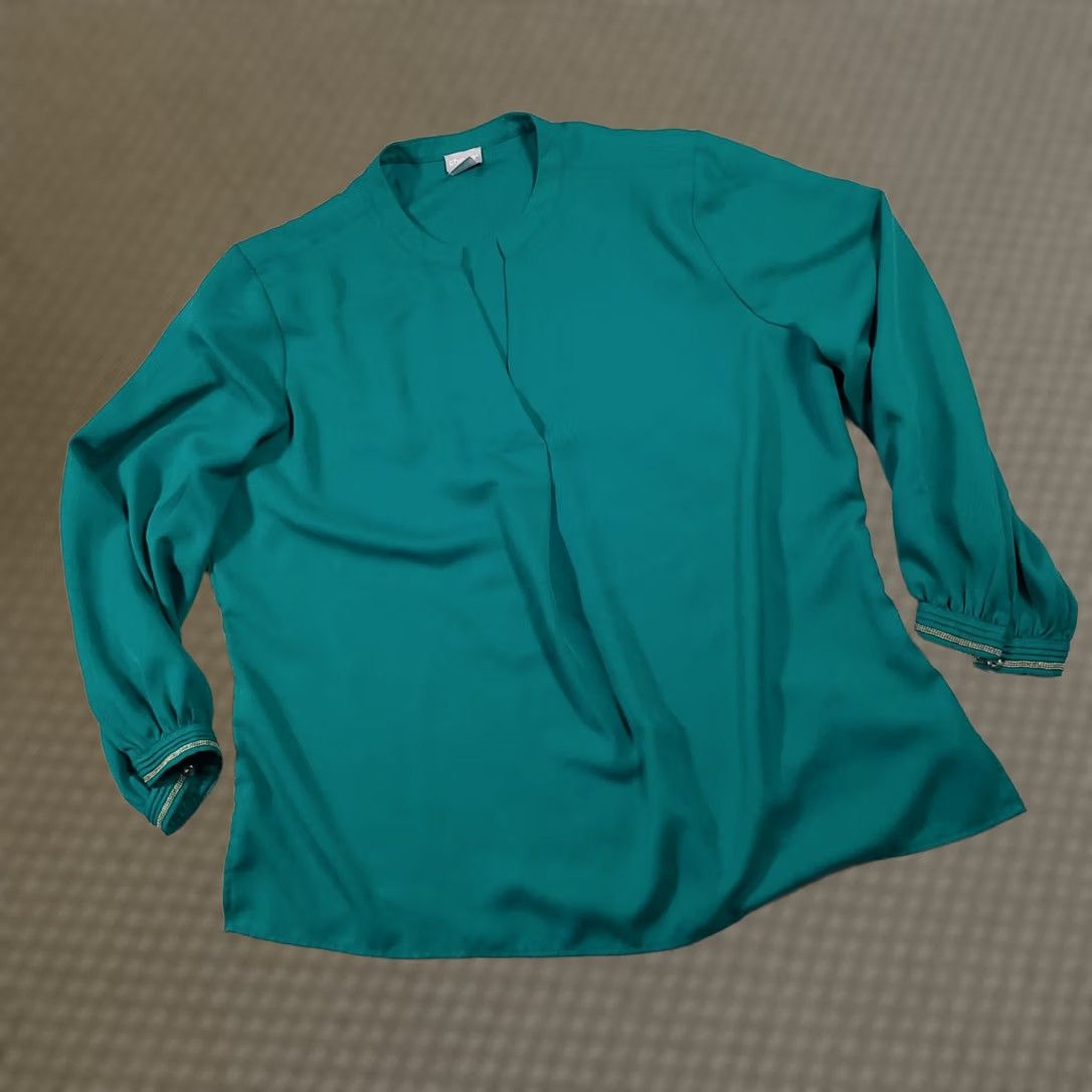 Vintage VINTAGE Chico's Shirt Women's Blouse Green V-Neck Long Sleeve Studded Snap Cuff XL Lounge/Workwear Size XL / US 12-14 / IT 48-50 - 1 Thumbnail