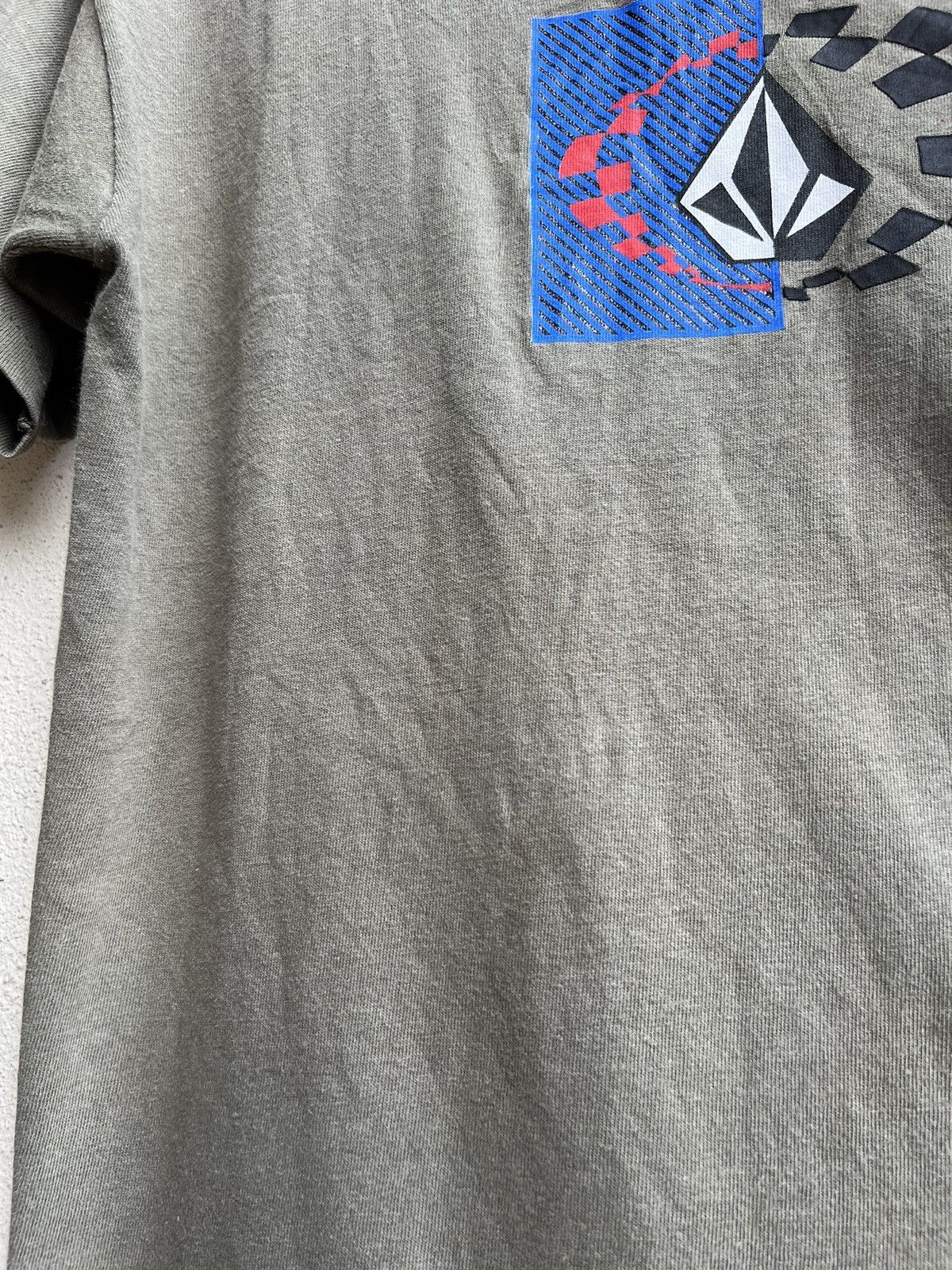 Vintage 90s Volcom Stone YouthAgainstEstablisment Sun Fade t shirt Size US L / EU 52-54 / 3 - 12 Thumbnail
