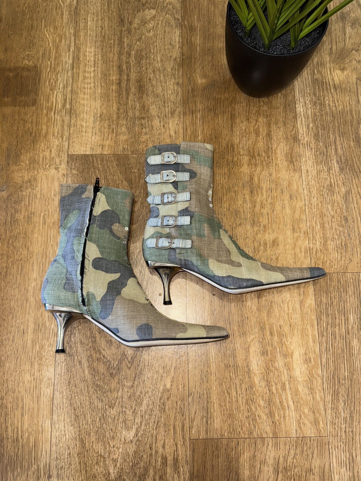 John Richmond JOHN RICHMOND MILITARY 2000s POINTED-TOE HEELS BOOTS Size US 6 / IT 36 - 4 Thumbnail