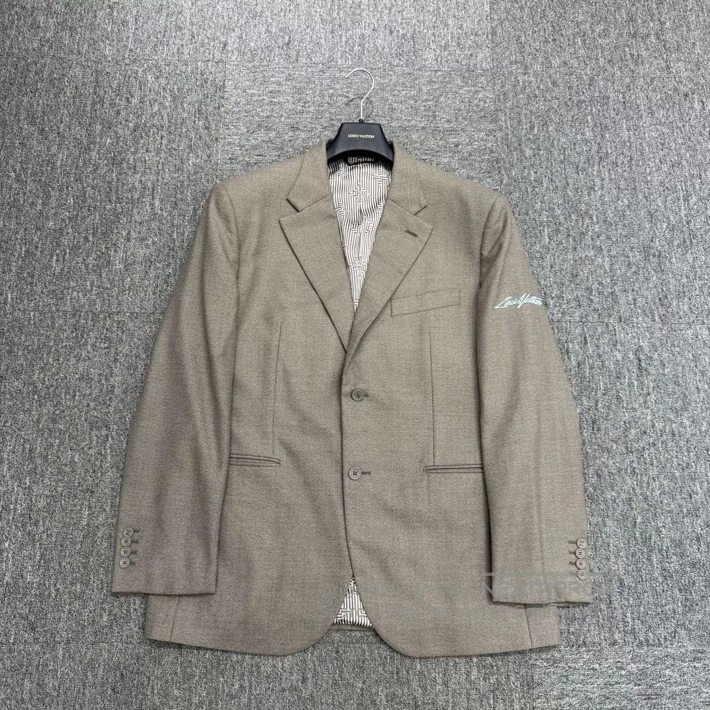 Louis Vuitton louis vuitton wool suit jacket size 50. Size US XL / EU 56 / 4 - 1 Thumbnail