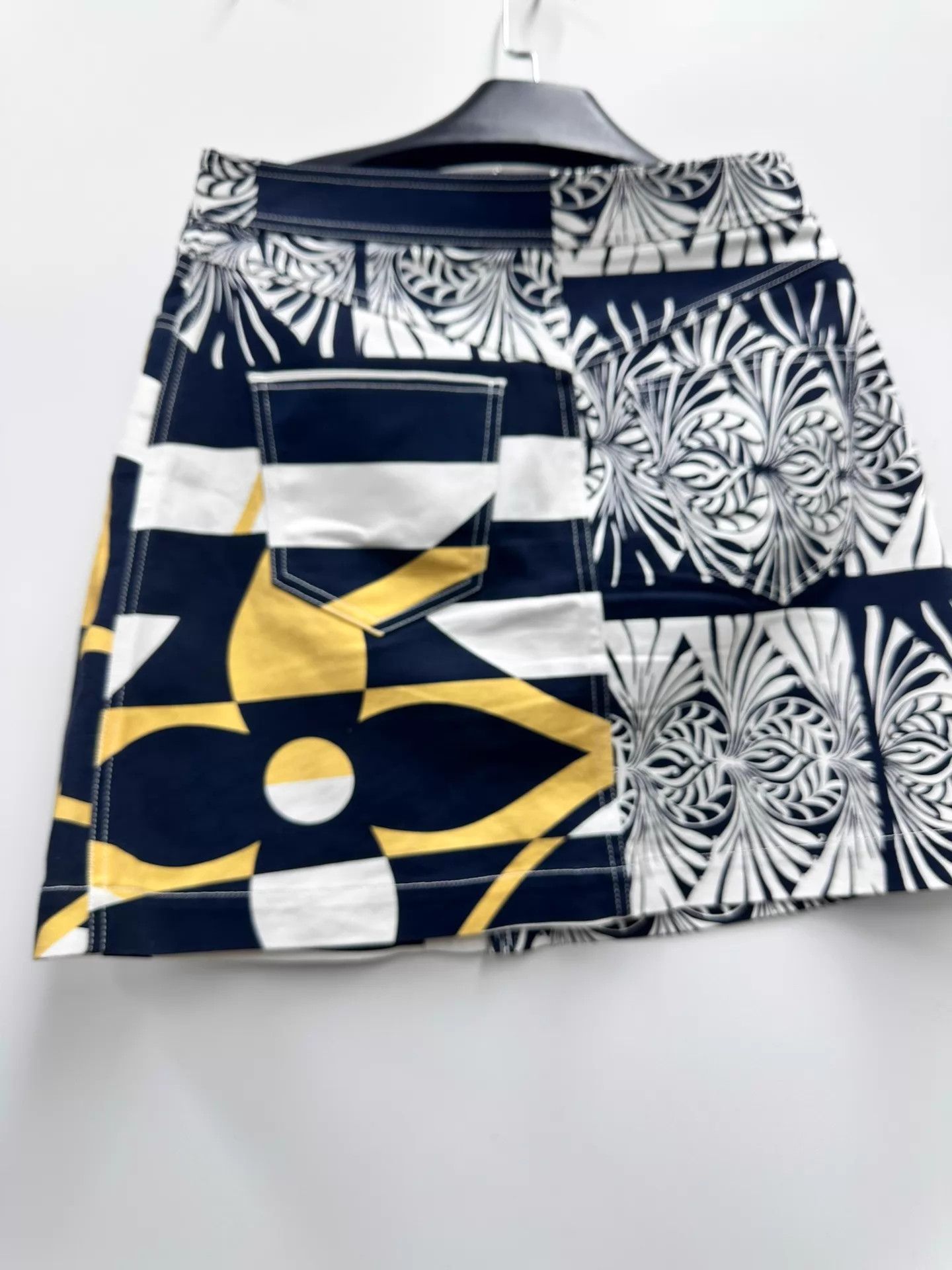 Louis Vuitton Louis Vuitton All Over Print Skirt 40 Size 28" / US 6 / IT 42 - 2 Thumbnail