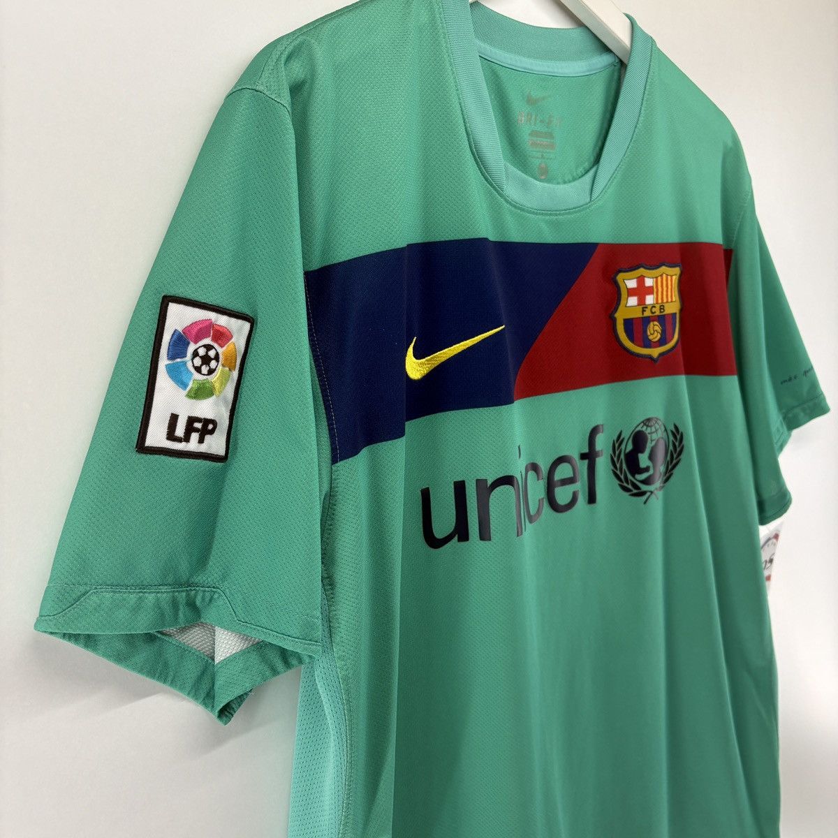 Nike × Vintage FC Barcelona 2010 2011 Away Nike Soccer Football Jersey Kit Size US L / EU 52-54 / 3 - 4 Thumbnail