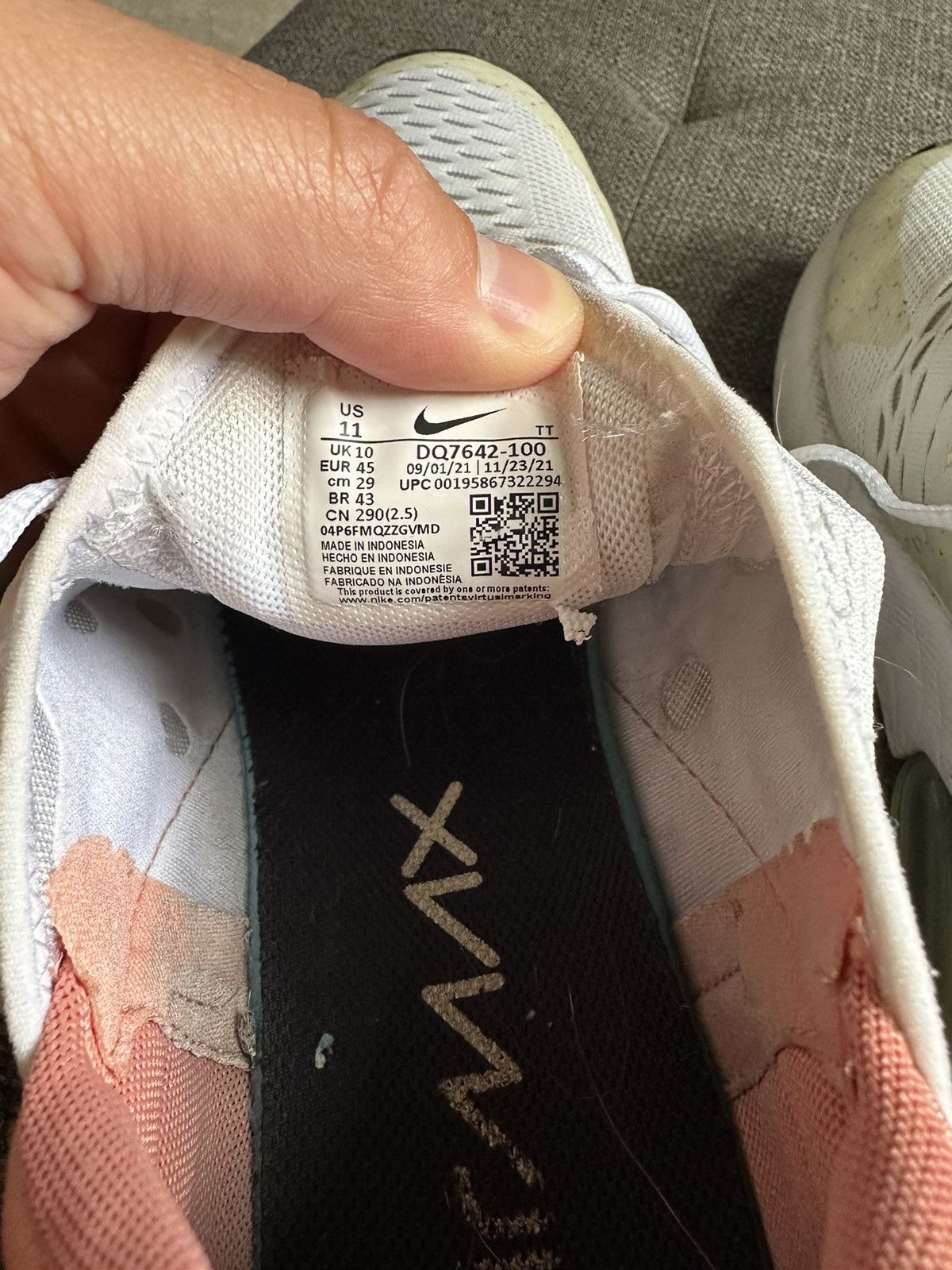 Nike Nike Air Max 270 Size US 11 / EU 44 - 5 Thumbnail