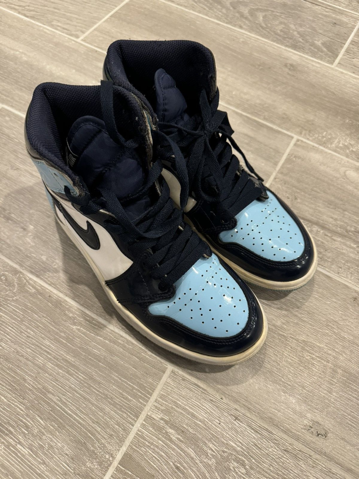 Nike Jordan 1 Retro High UNC Patent (Women's) Size US 7 / IT 37 - 1 Thumbnail
