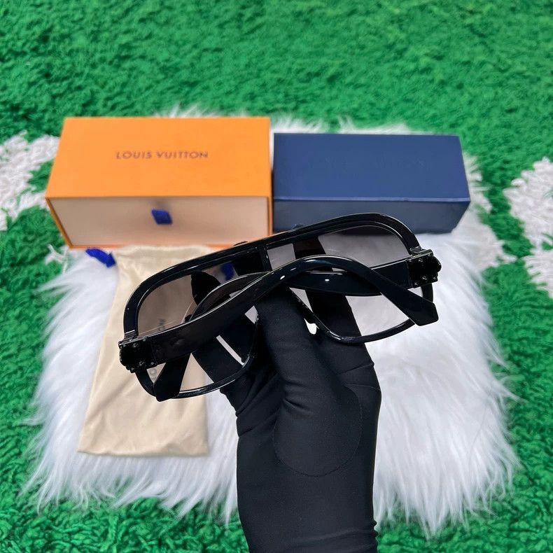 Louis Vuitton Louis Vuitton Pilot Sunglasses with Case-2506 Size ONE SIZE - 3 Thumbnail