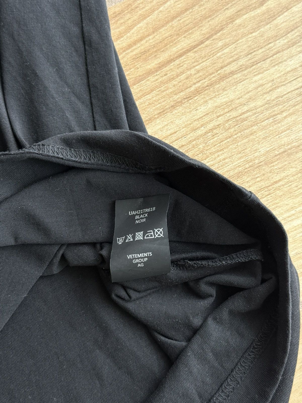 Vetements Vetements World Tour T-Shirt - Black Size US S / EU 44-46 / 1 - 7 Thumbnail