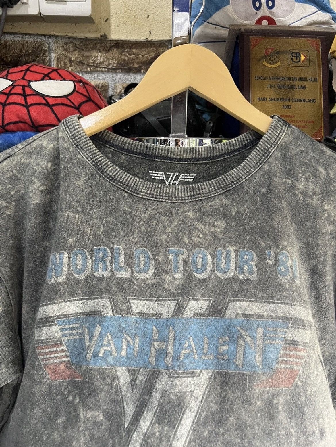 American Eagle Outfitters 🔥American Eagle Outfitters Van Halen Kick Ass Cropped Tees Size US M / EU 48-50 / 2 - 4 Thumbnail