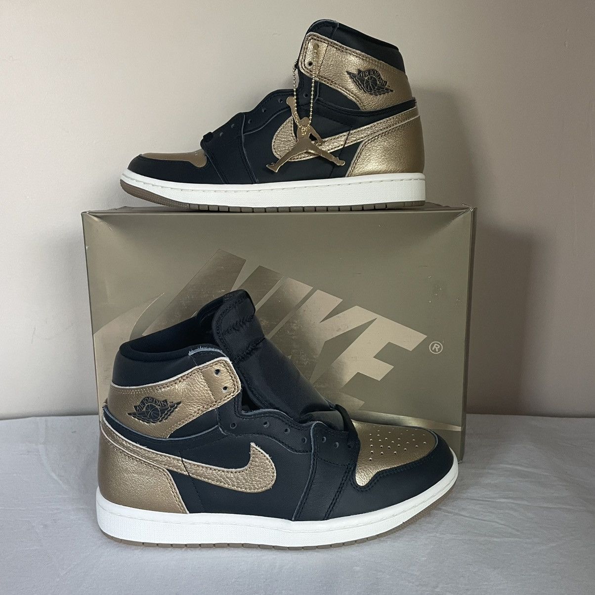 Jordan Brand × Nike Nike Air Jordan 1 High OG Black Metallic Gold Mens US Size 8 Size US 8 / EU 41 - 1 Thumbnail